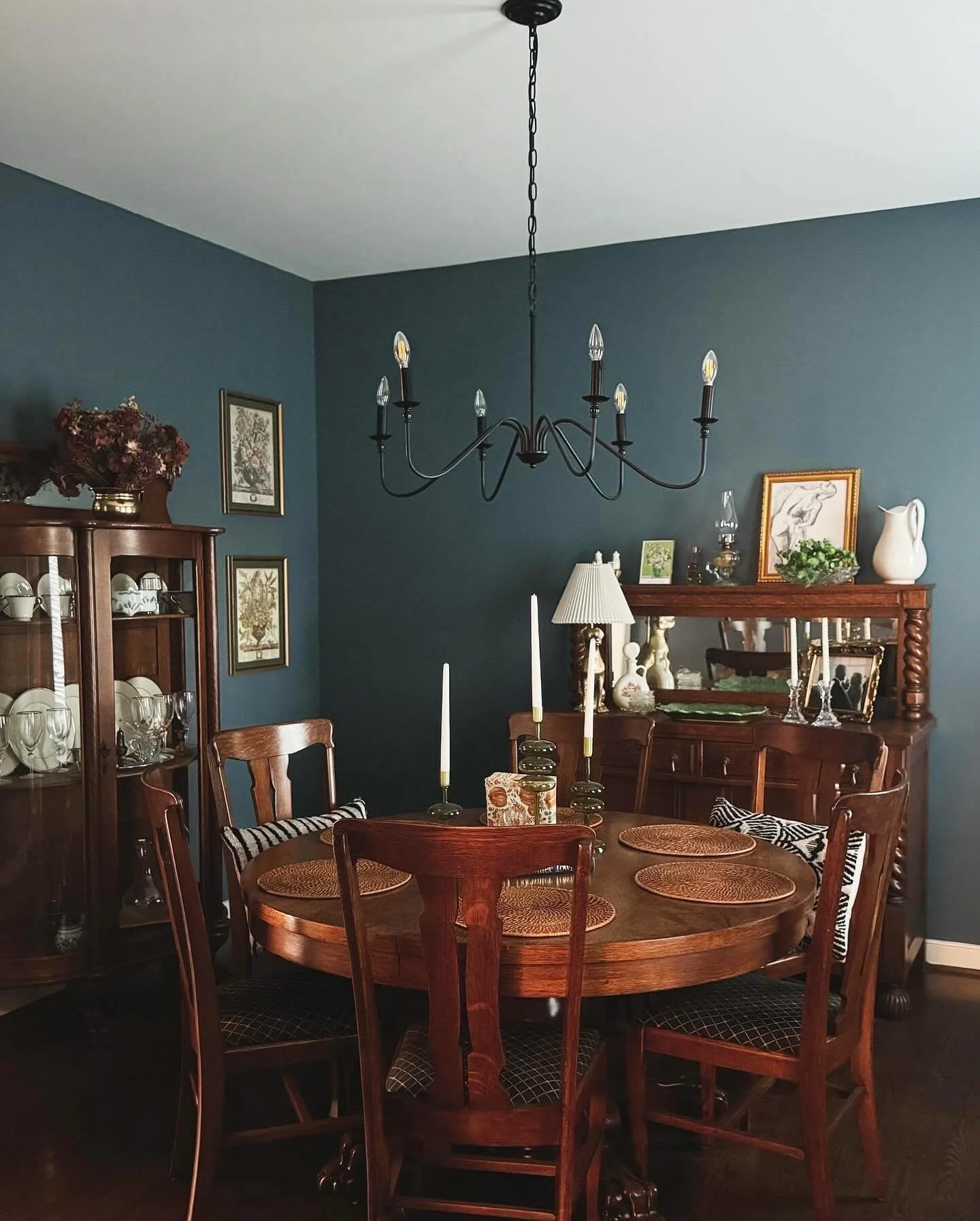 Just a little dining room upgrade ✨
Paint: Benjamin Moore Philipsburg Blue 

#diningroominspo #boldcolors #cozyroom #moodydesign #thoughtfulliving #slowliving #antiquelover #familyheirlooms