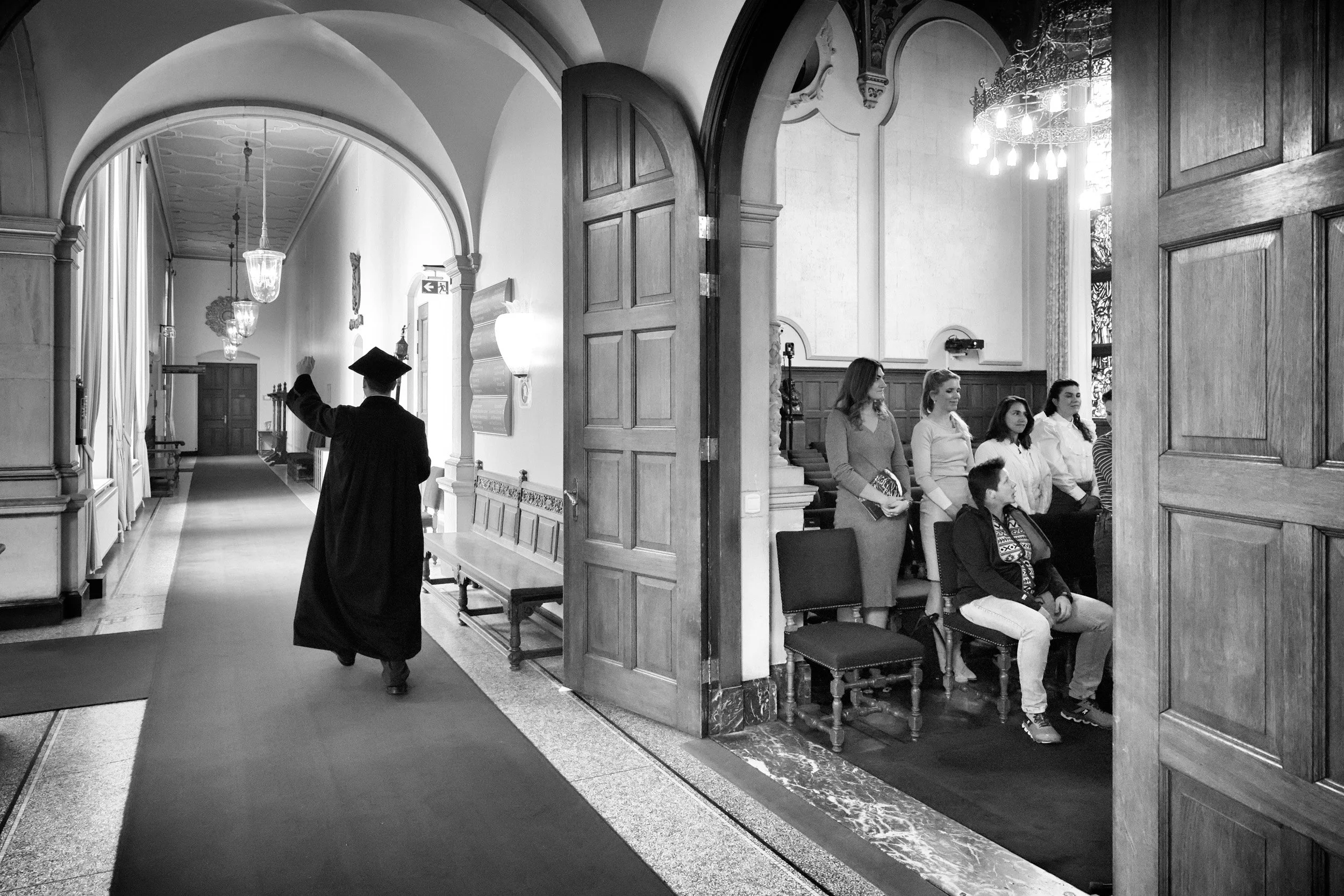 _SM_6186_perspective_highkey_retouch_vignet_BW.jpg