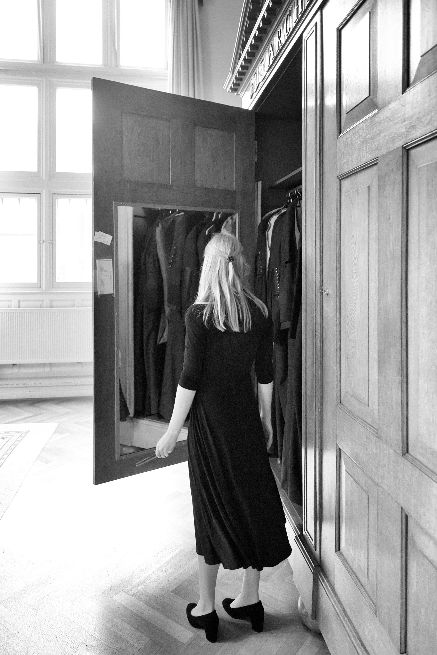 _SM_6246_highkey_curves_BW.jpg
