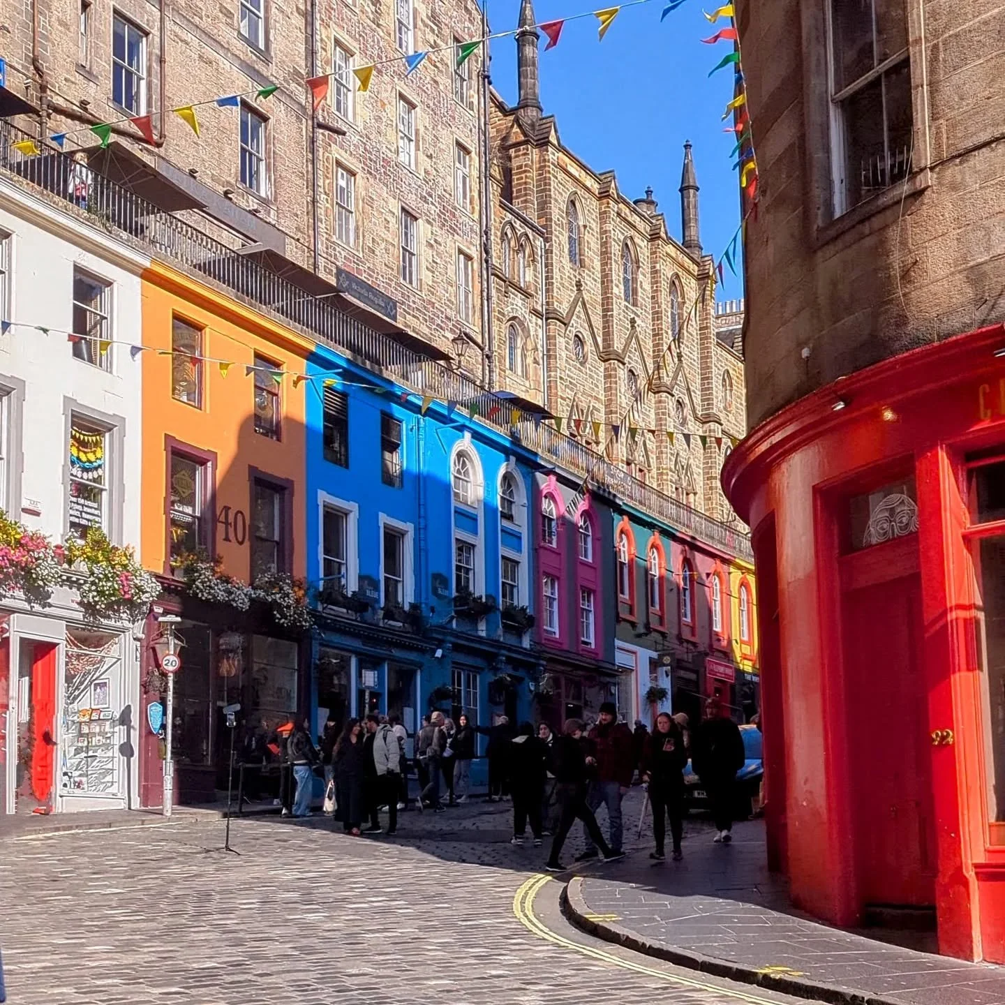 Right in the old town of Edinburgh, a must-visit street, the one and only, Victoria Street. Colourful facades and cobblestone street with a mix of coffee shops and unique boutiques. *Also known to have inspired J.K. Rowling for Diagon Alley.
.
.
.
#v