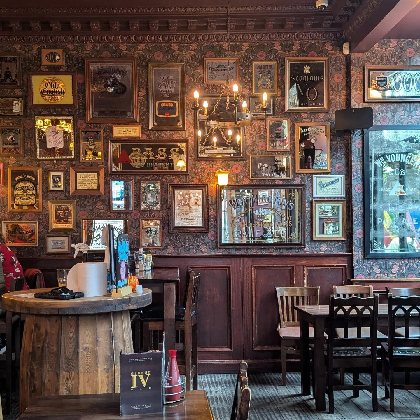 Experiences I'll never forget in Scotland 
1. Beautiful decor of the several gastropubs.
2. Visiting sites used to film Outlander.
3. Visiting the Old Course at St-Andrews, the oldest official golf course (also, what a beautiful town).
4. Small priva