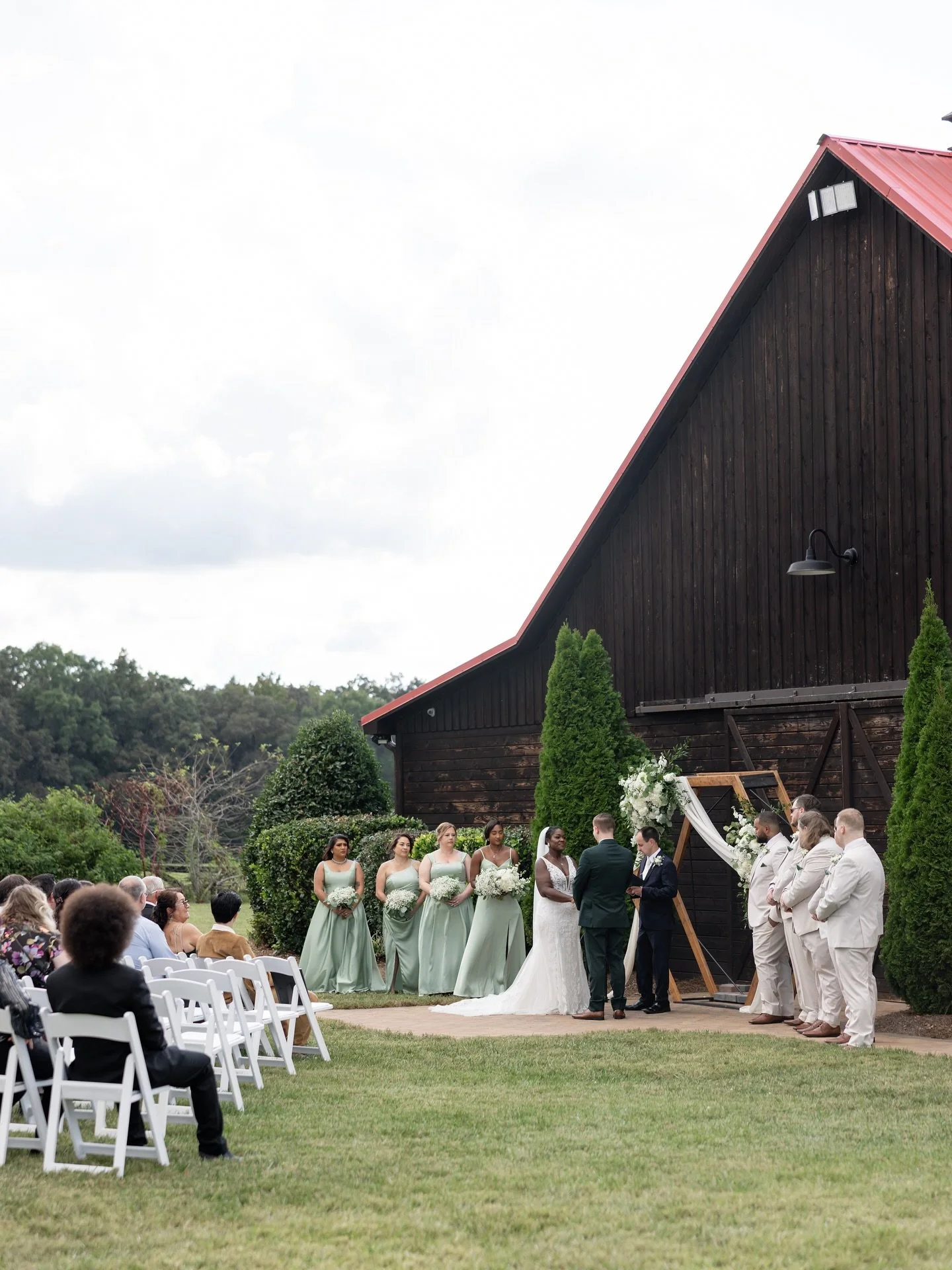 A glimpse into Shayna &amp; Glenn&rsquo;s gorgeous day! More to come😍☺️☺️

Florist: @robinsnestflorist 

#ncweddingphotographer #weddingphotographer #charlestonweddingphotographer #bride#groom #charlottephotographer #cltphotographer #ncweddingvenues