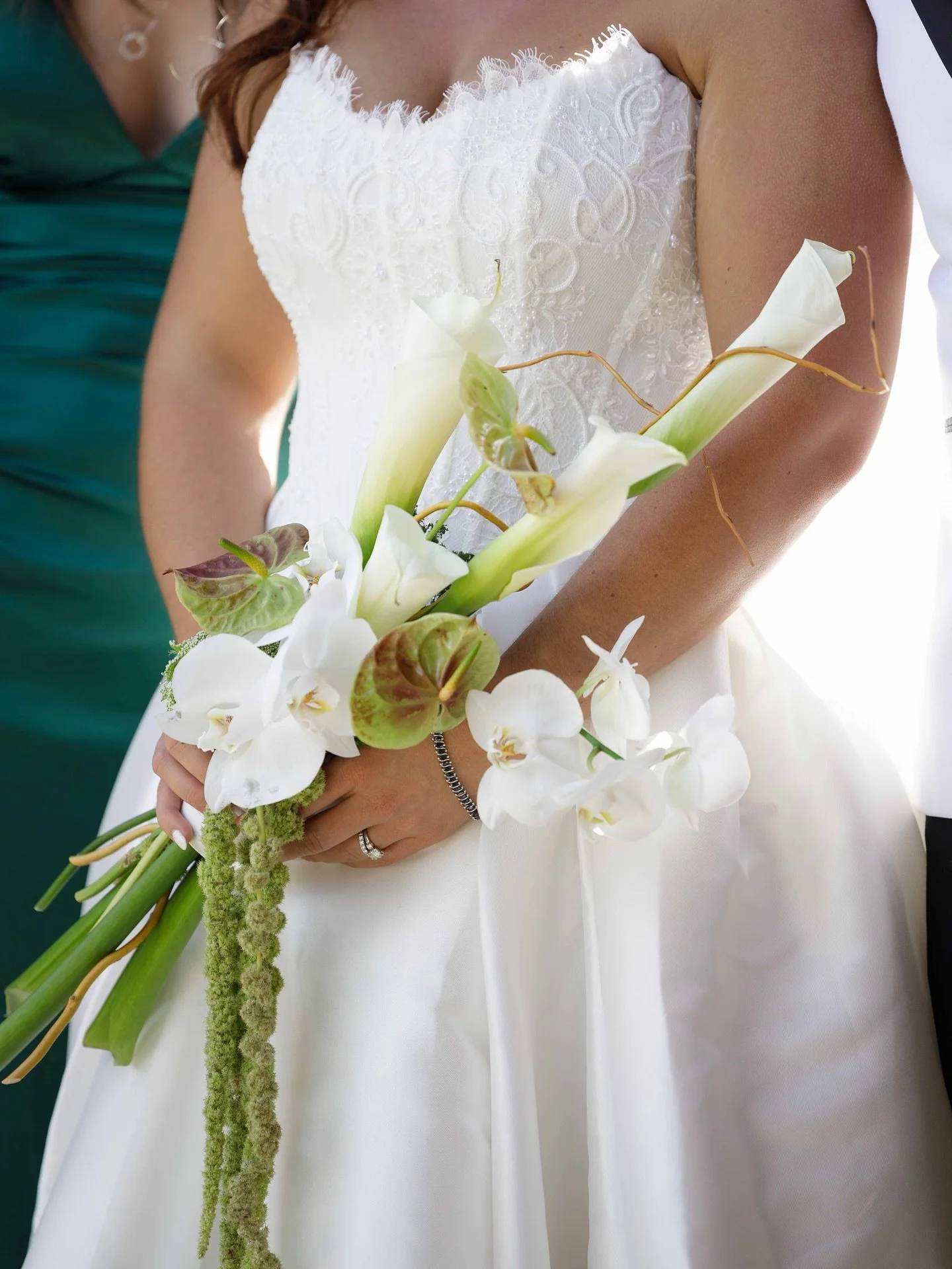 It&rsquo;s giving Bridgerton vibes, soft romance and timeless elegance 🤍
Who else is patiently waiting for all episodes to be out before watching  the new season of Bridgerton? Me🙋&zwj;♀️

Second shot for @simonanthonyphoto

#charlotteweddingphotog