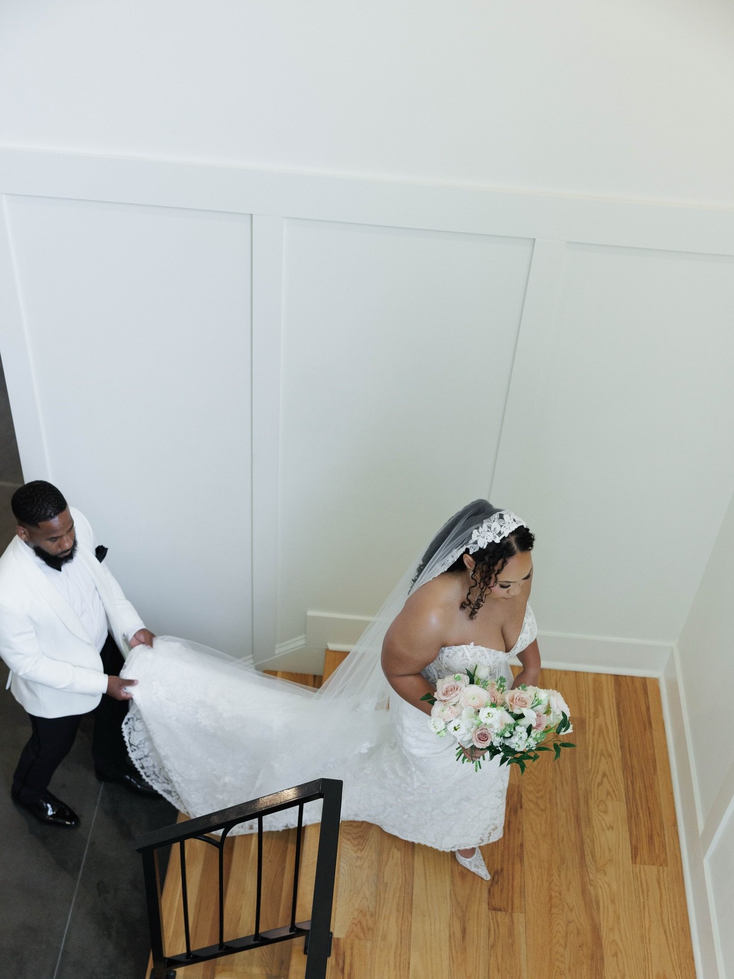 05-22-24 was a vibe from start to finish&hellip;Here&rsquo;s a glimpse into the Donnell&rsquo;s gorgeous day. So much love for these two!🤍🤍

Planner: @cceweddings 
Venue: @fieldsatskycrest 
HMUA: @glamourxbri 
Dj: @aamentertainmentgroup 
Florist: @