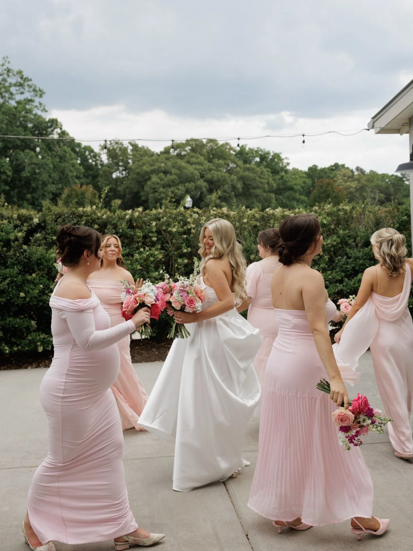 A moment for Lydia &amp; her Sisters!!!😍🤍

#ncweddingphotographer #eastcoastweddingphotographer #eastcoastwedding #charlottteweddingphotographer #ncweddingvenue