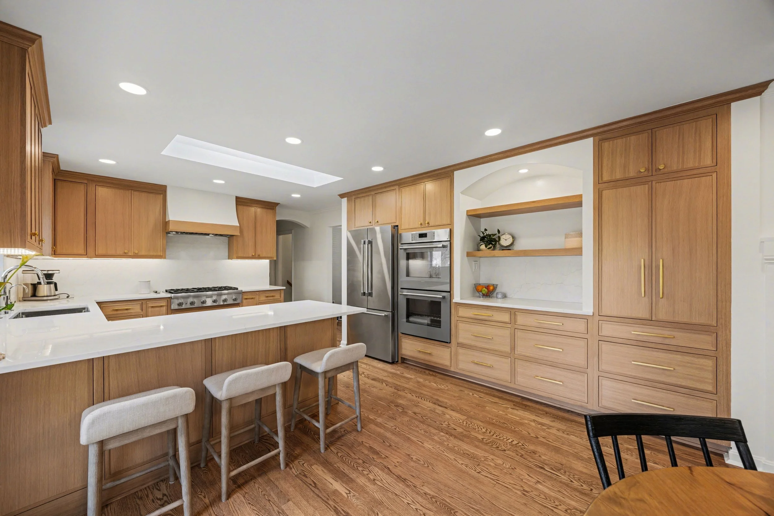 Arched details with kitchen