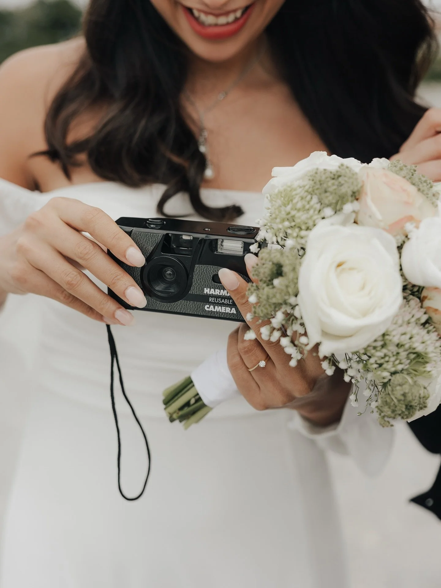 love it when the bride also takes care of analog memories - pretty cool 📸