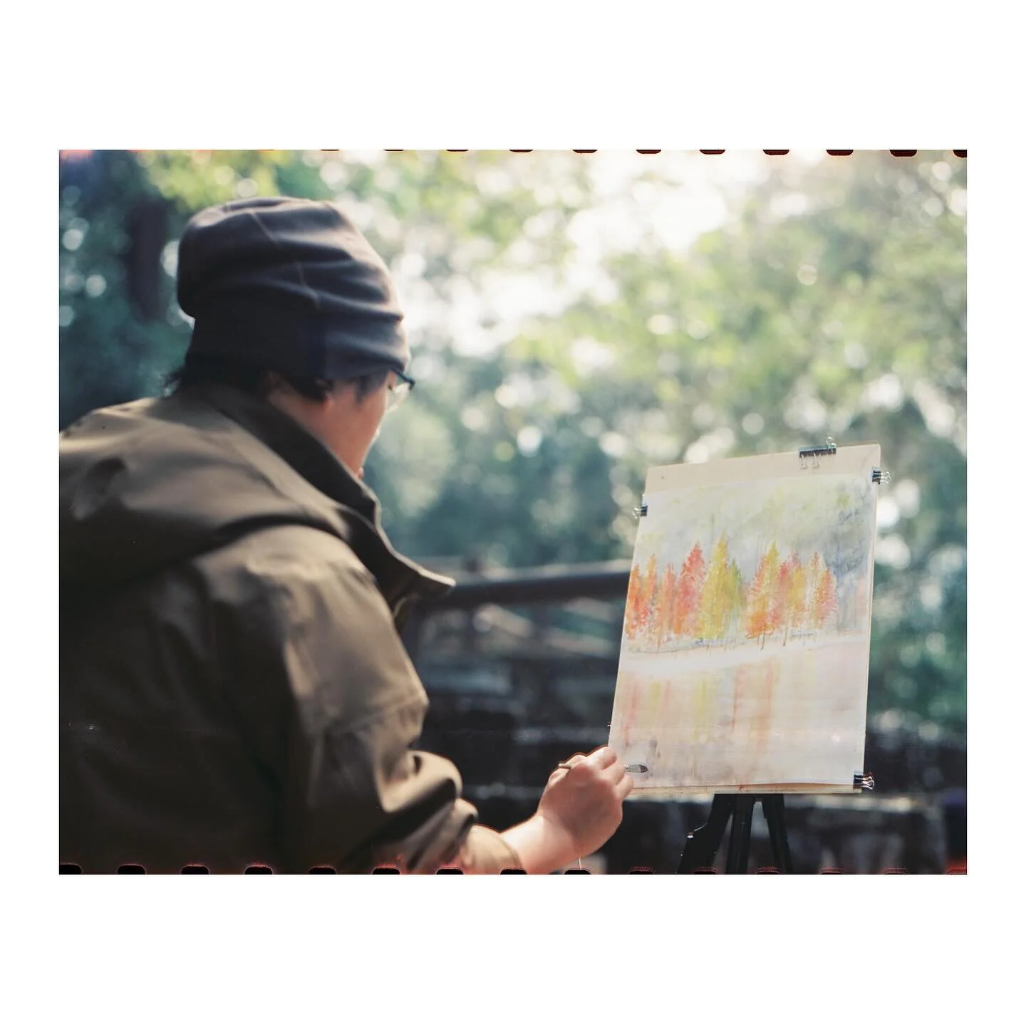 Painter
Asked for permission before picturing

Pentax 6x7 MLU
Pentax Takumar 105mm f/2.4
Kodak Vision 3 250D
D&amp;S @photogoldenhk 

#respect #localartist #filmisnotdead #filmphotography #kodak #kodakvision250d #pentax #pentax67 #mediumformat