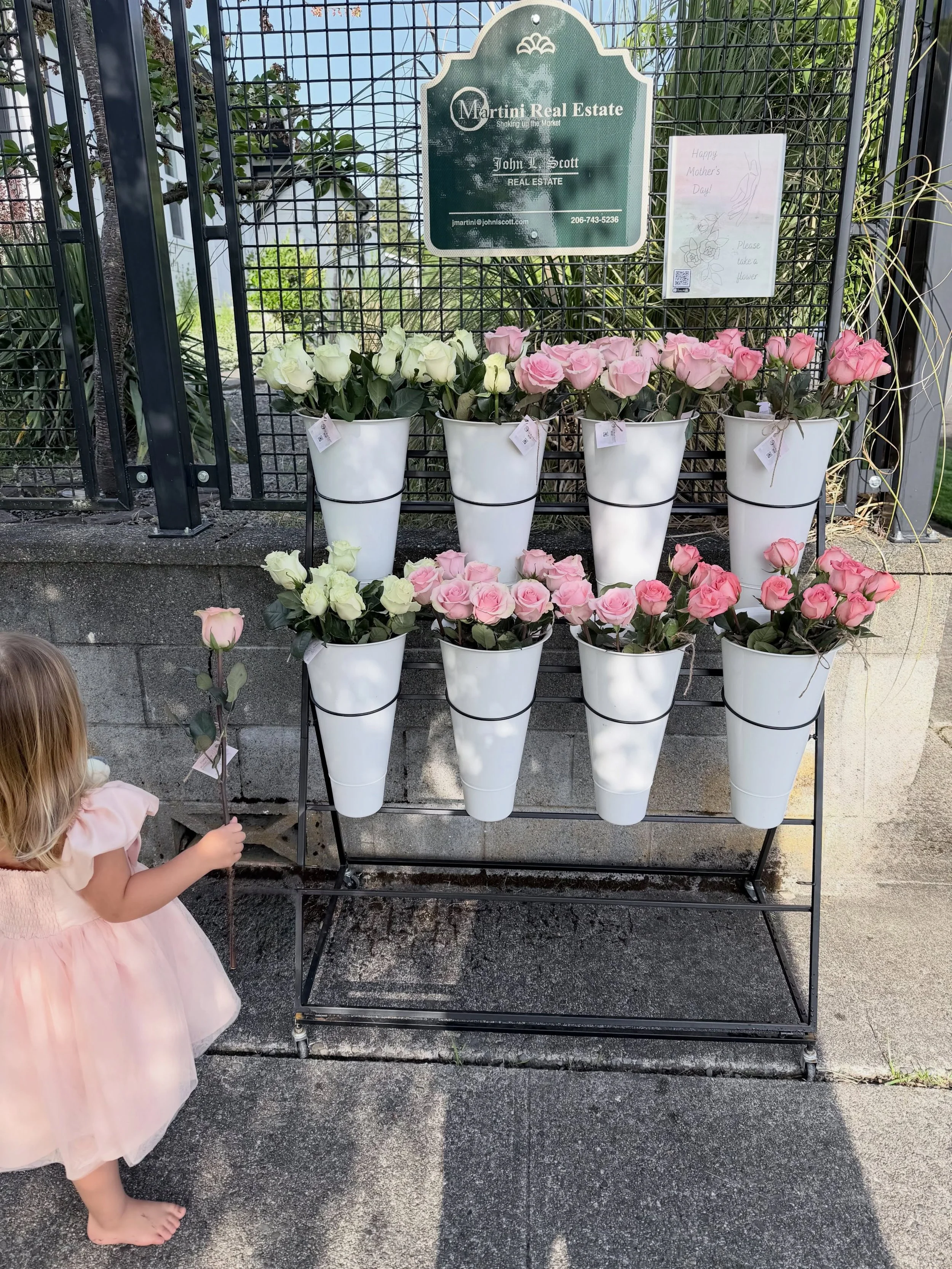 🌻🌷💐🌸Happy Mother&rsquo;s Day! 🌸💐🌷🌻

If you&rsquo;re out in the North End come get a flower for yourself or someone you love! 🌸