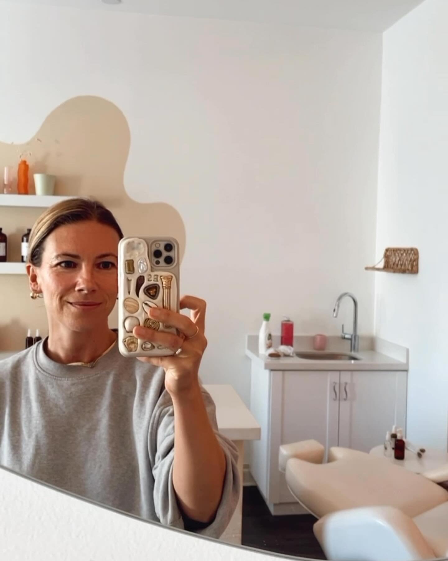 Our SKINCARE prep is here! My amazing facial therapist @face__place shared her secrets with us to get THE BEST skin in time for your wedding. You will be surprised and also excited to see how simple it can be 😀

Comment &ldquo; skin &ldquo; below an
