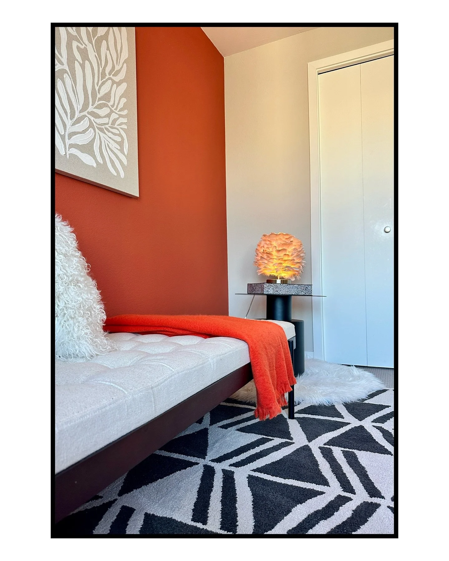 Just finished staging this chic First Hill condo! 

✨ Sleek new kitchen, open living + dining with fireplace, dreamy owner&rsquo;s suite, and a second bedroom styled as the perfect office/guest space. Wrapped it all up with cozy touches, a wet bar mo