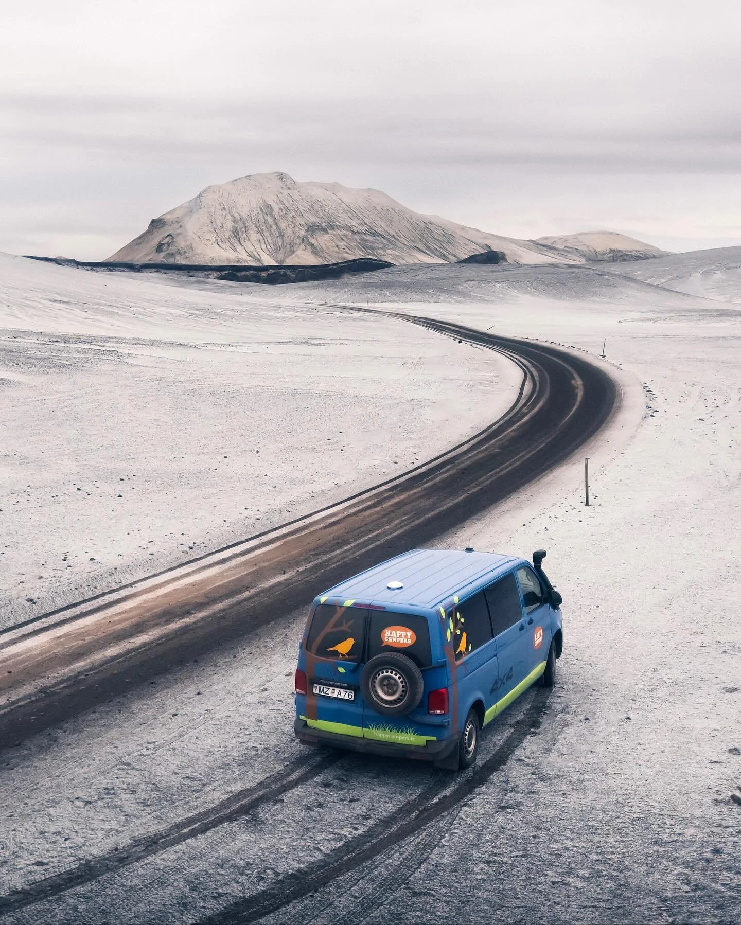🚙Magic of driving in Icelandic highlands in the late autumn. Would you want to experience those landscapes? 

Some advice, what fan safe you a lot of trouble. 
Remember to very well check the weather reports and even if it looks pomising - don&rsquo