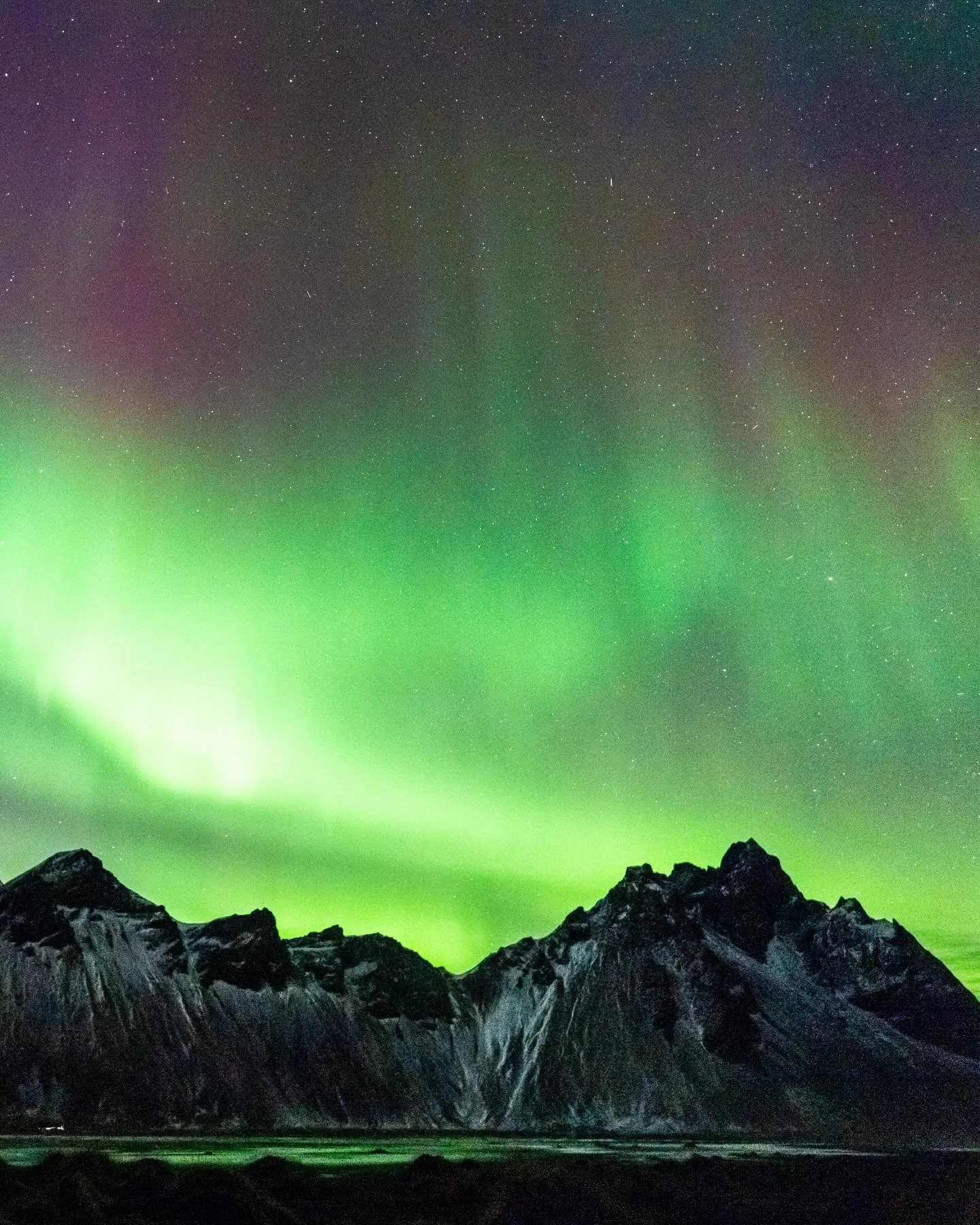 💚🚐And so the long term dream to photograph the Vestrahorn mountain became a reality!
Did not even have to freeze to do it as my @happycampers_  Happy 4x4 keeping me warm between the shots! 

Night time coffee ☕️ is essential for good photography sk