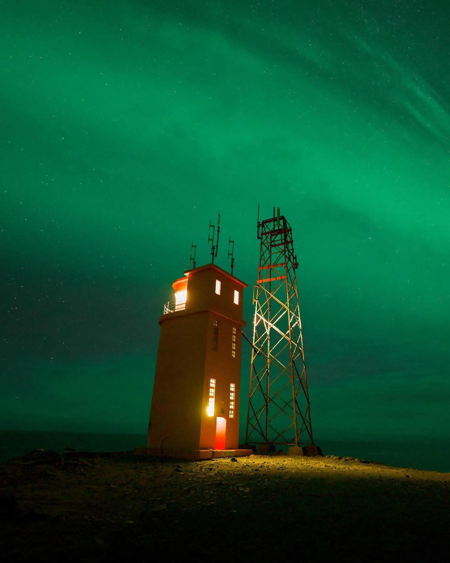 📍Hvalnes Lighthouse 💚

Roaming in the East of Iceland and hunting northern lights 

With @happycampers_ 

#aurora #auroraborealis #lighthouse #iceland #icelandtravel #camperlife🚐 #natgeoyourshotpoy25