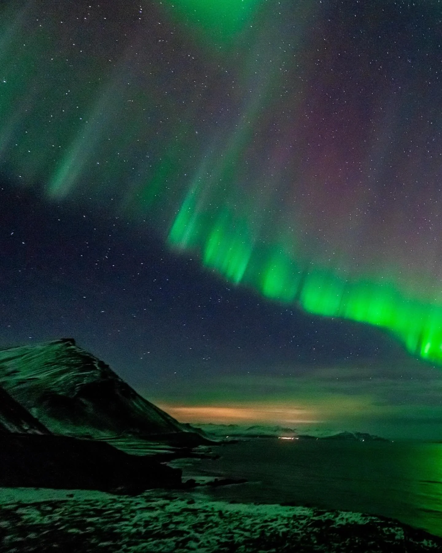 💚 While hunting the Northern Lights in eastern Iceland,
you find yourself inside a real-time painting. 🖼️
Iceland is so beautiful and breathtaking in winter!

🚌 Chasing the aurora with @happycampers_ &mdash;
there&rsquo;s nothing like sipping a cu