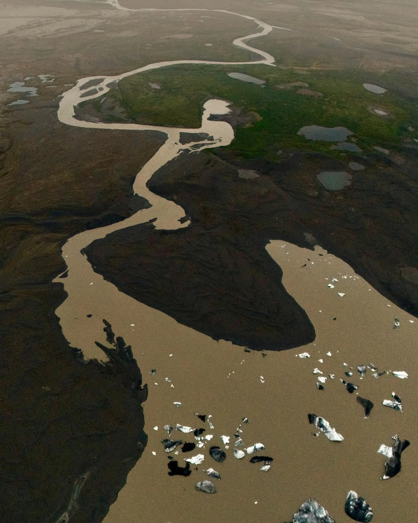🧊 Glacier and lagoons in Iceland are something what is true magic. I remember the very first trip where I really tried to come close but did not know how and where 😅 

Now after 3 years of roaming trough Iceland I think I know a bit more 😅