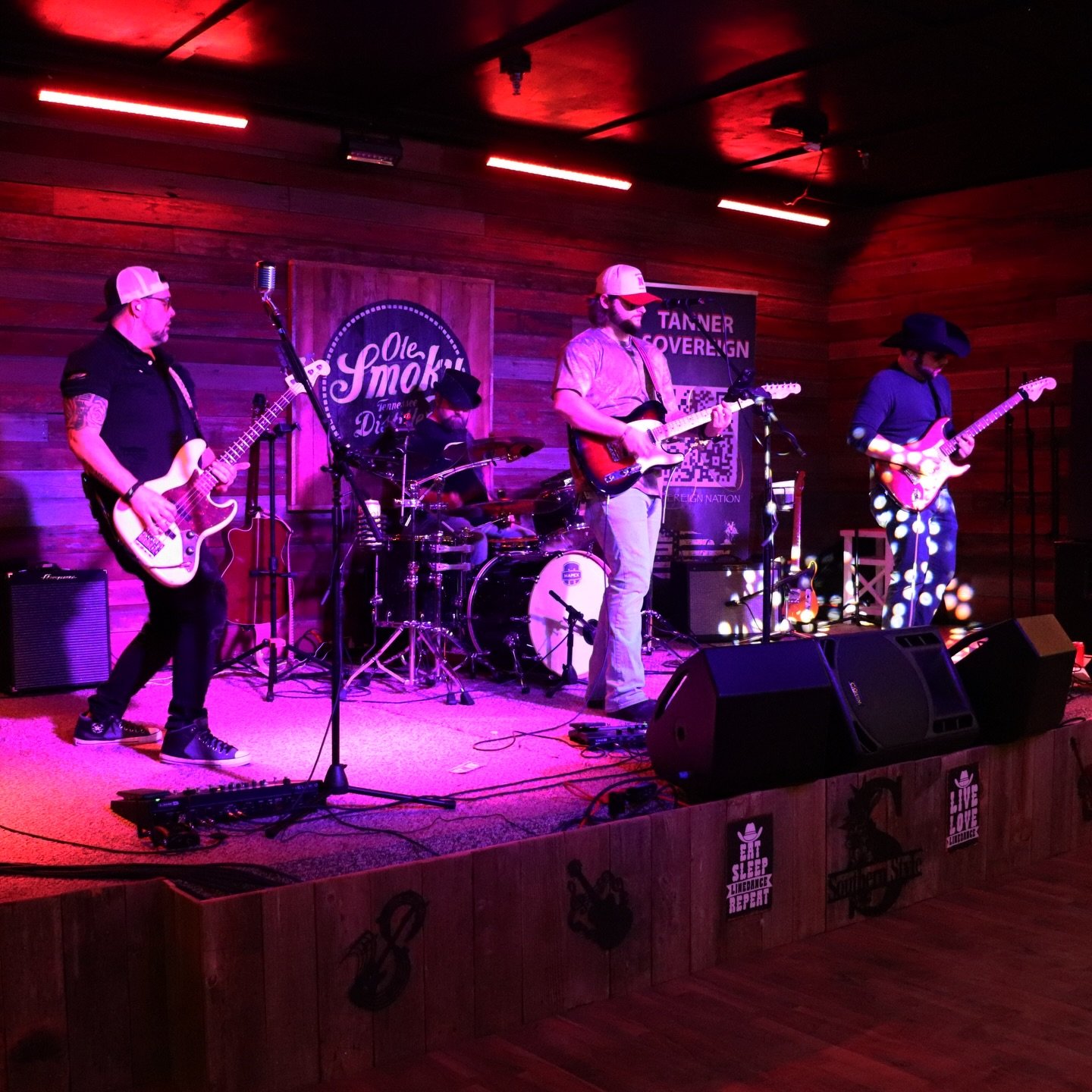 The band and I had a damn good time playing out at Southern Style this past weekend! We hope to be back in the future! Thank y&rsquo;all for showing up even tho there was a bunch of snow on the ground! 

#livemusic #countrymusic #hardy #countryrock #