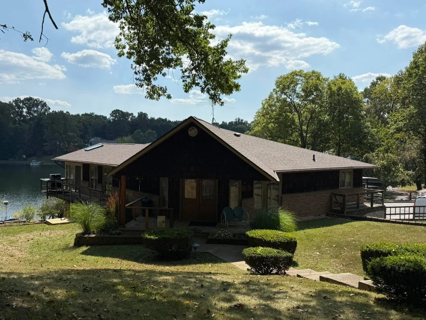 Another roof replacement complete, and this one came with a lakeside breeze! Keeping Wes out of his camo swimsuit was the biggest challenge&hellip;

#NewRoof #PayLessWithWes