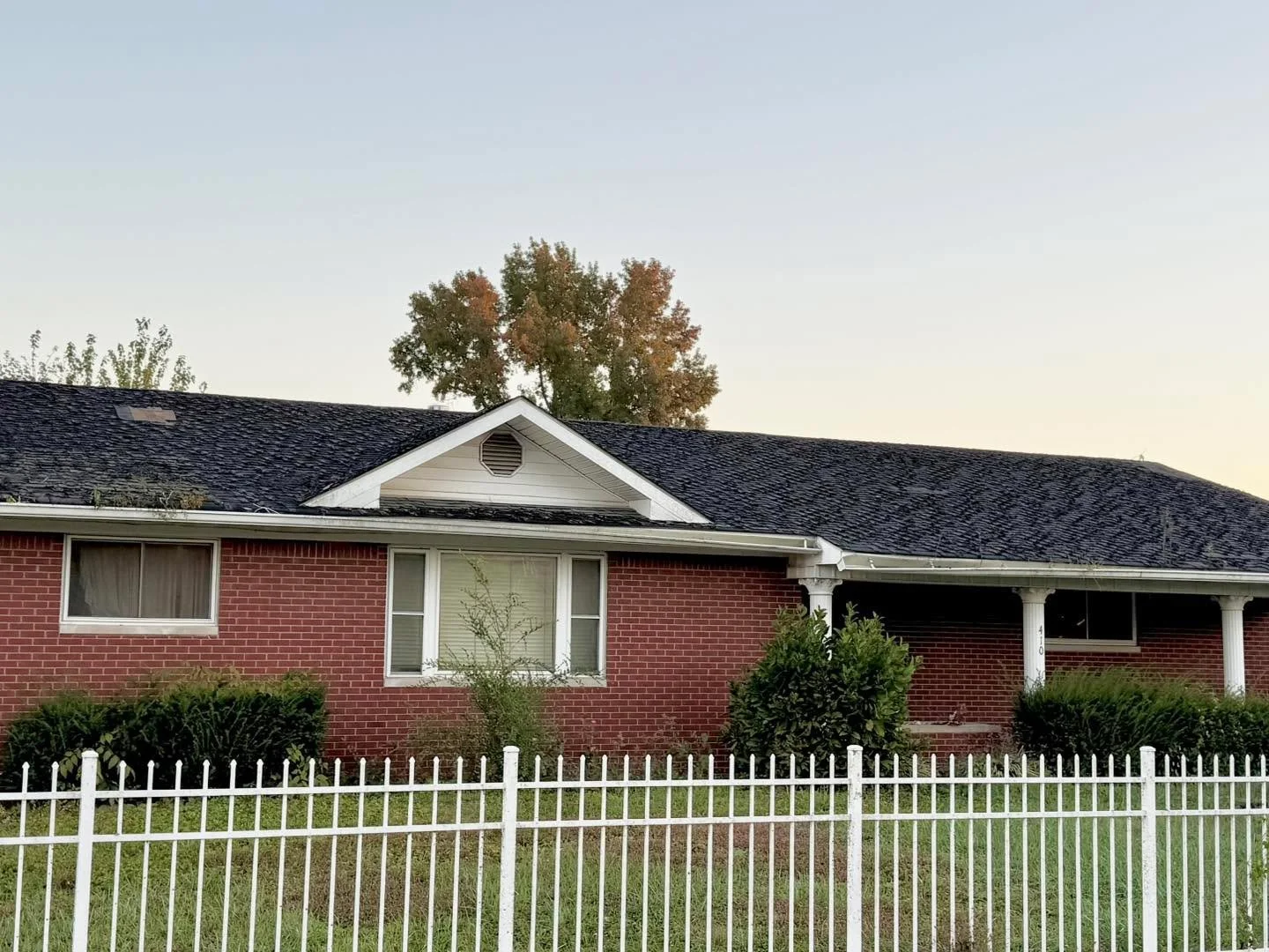 This roof was ready to be replaced&hellip;. Check out the before &amp; after!

#NewRoof #PayLessWithWes