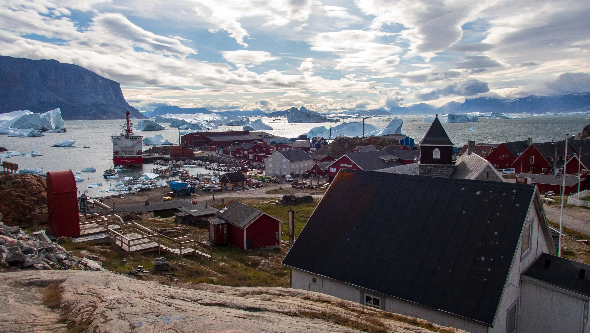 The small Uummannaq harbor