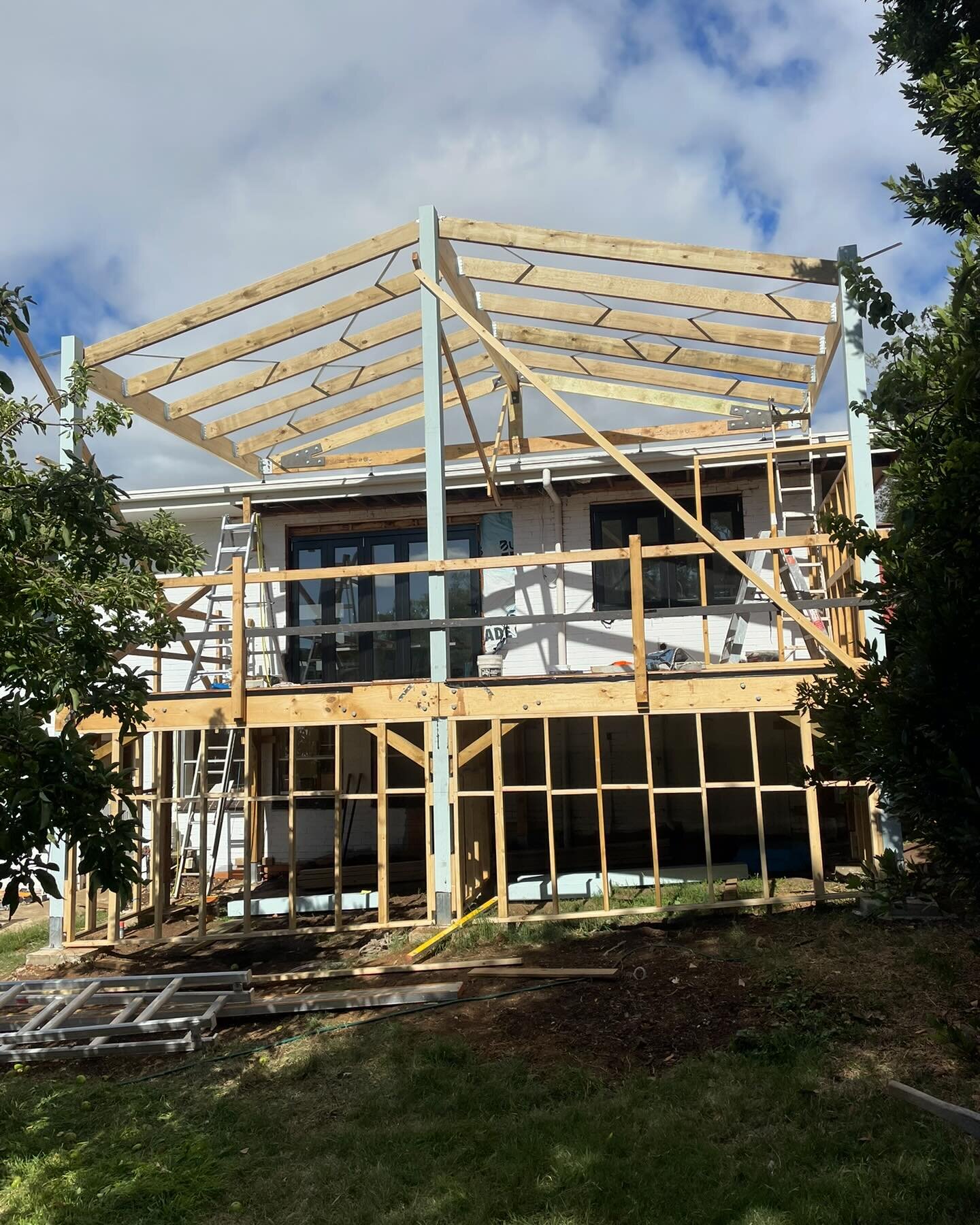 Big week framing up the pergola!! glass balustrade, plinth boards and roof to come.🔨🔨#geelongbuilder #decksandpergolas