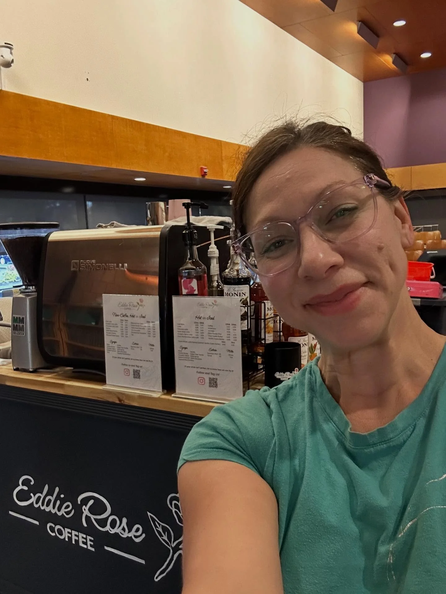 Wrapping up day one over here at the lovely @firstuuchurchrva Gallery show. Sometimes I&rsquo;m running on pizza crust and vibes, so many thanks to @1115mobilekitchen for the always delicious chicken. See you tomorrow! 💪🏼🌹🥤☕️ #eddierosecoffee #co