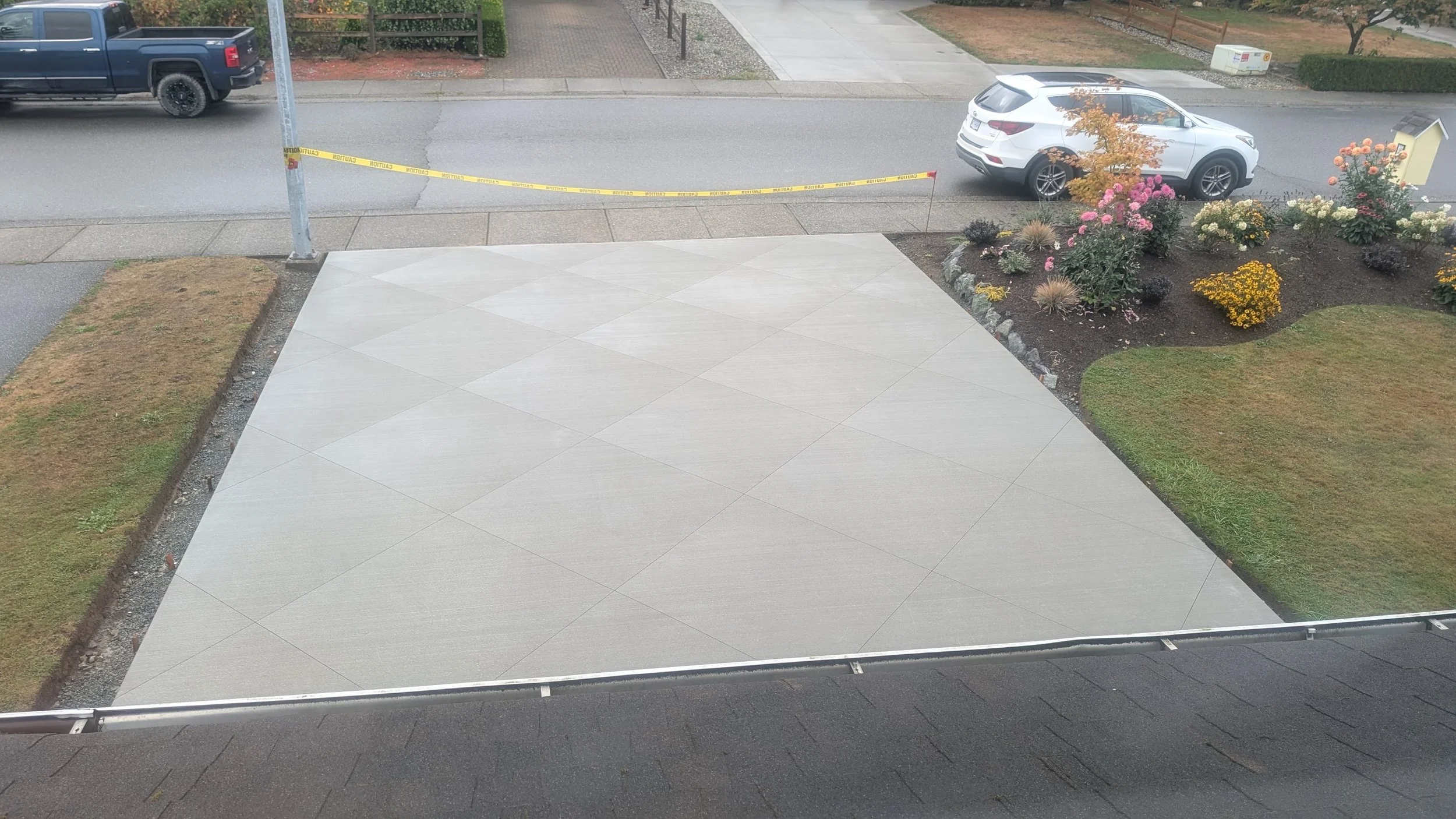 Picture of a concrete driveway with cuts in a diamond pattern