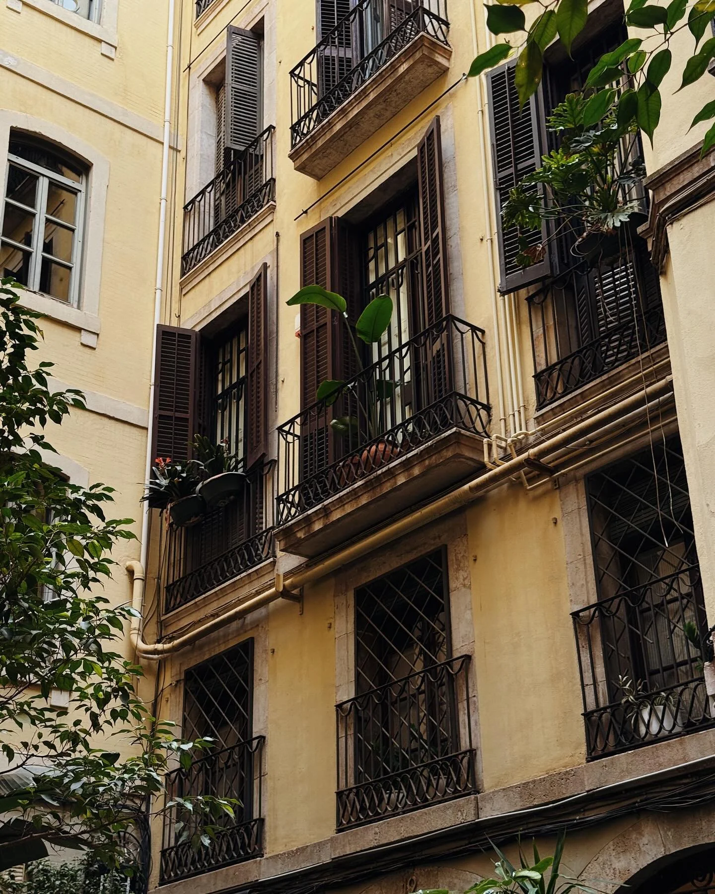 barcelona round two was basically us just looking up at pretty buildings in between bites of our favorite foods 🙃