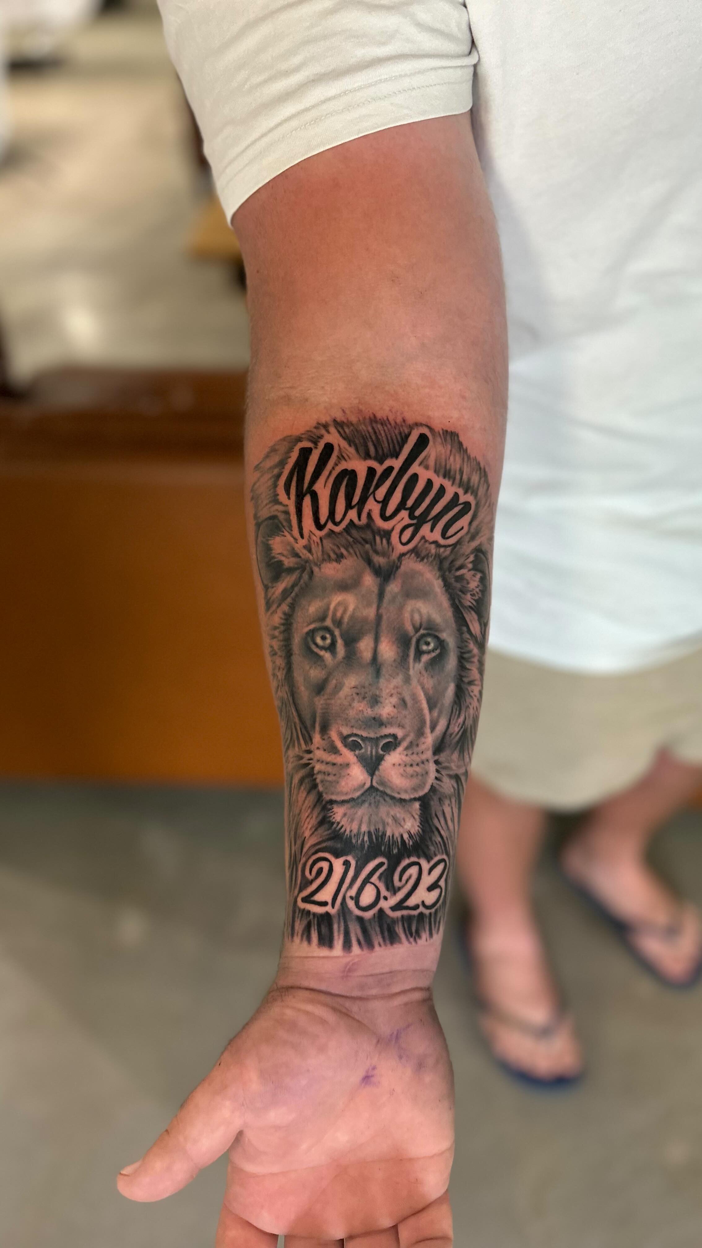 Before and after. Recent lion rework. I like doing these reworks if you would like a tattoo reworked send me a DM π.
Made in @paintedhorsetattoo
Thanks for looking βοΈ
#tattoo #tattooist #tattooideas #tattoorework #inked #inklife #portmacquariet