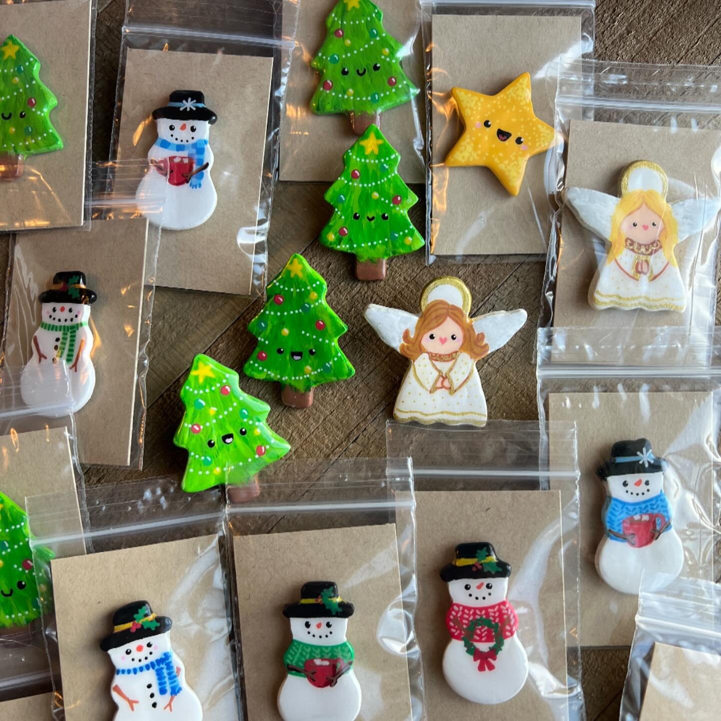 Packing up some clay pins that I hope to have at the second weekend of #jinglebellboutique 
&hellip;
#airdryclaypins #dasclay #uvresin