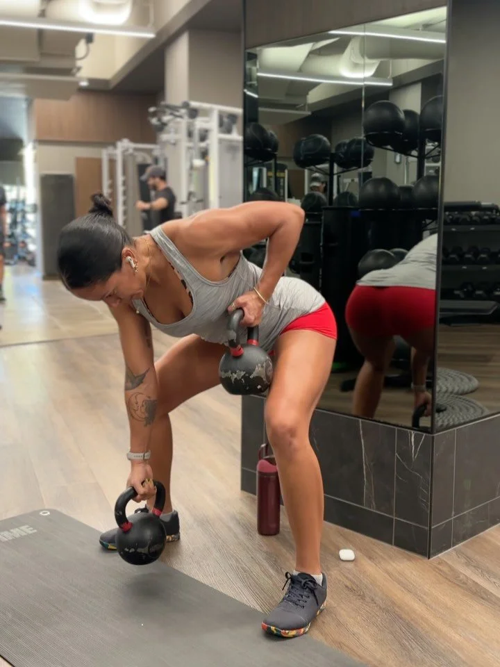 It&rsquo;s a feel GOOD Friday with this full body workout ✨ 

Workout details plus the weights I used: 

3x20 Seated triangle Leg raises 
3x20 plank rainbows 

3x16 Gorilla Seasaw rows (31lbs) 
3x20 KB swings (53lbs) 

5x10-8-8-6-6 hip thrust slow (2