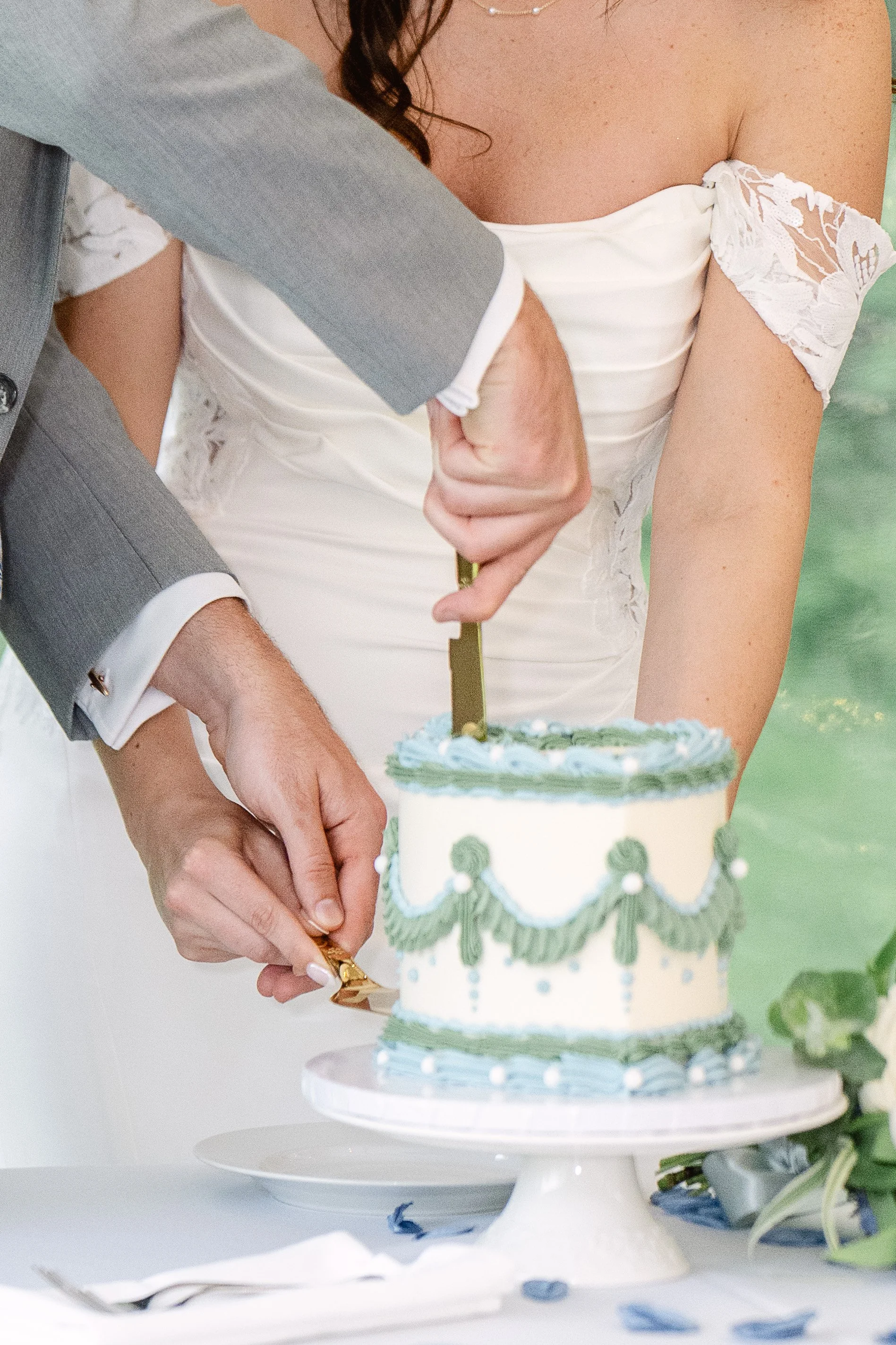 CourtneyKevinReceptionCake_6.jpg
