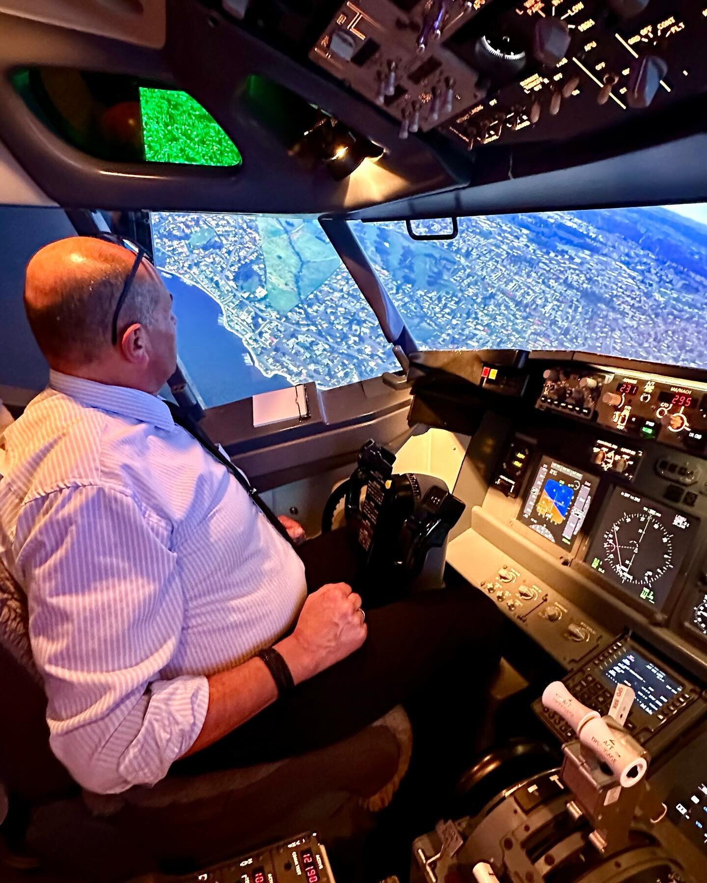A customer finds his home in AKL while flying the simulator #737 #737simulator #jetexchch