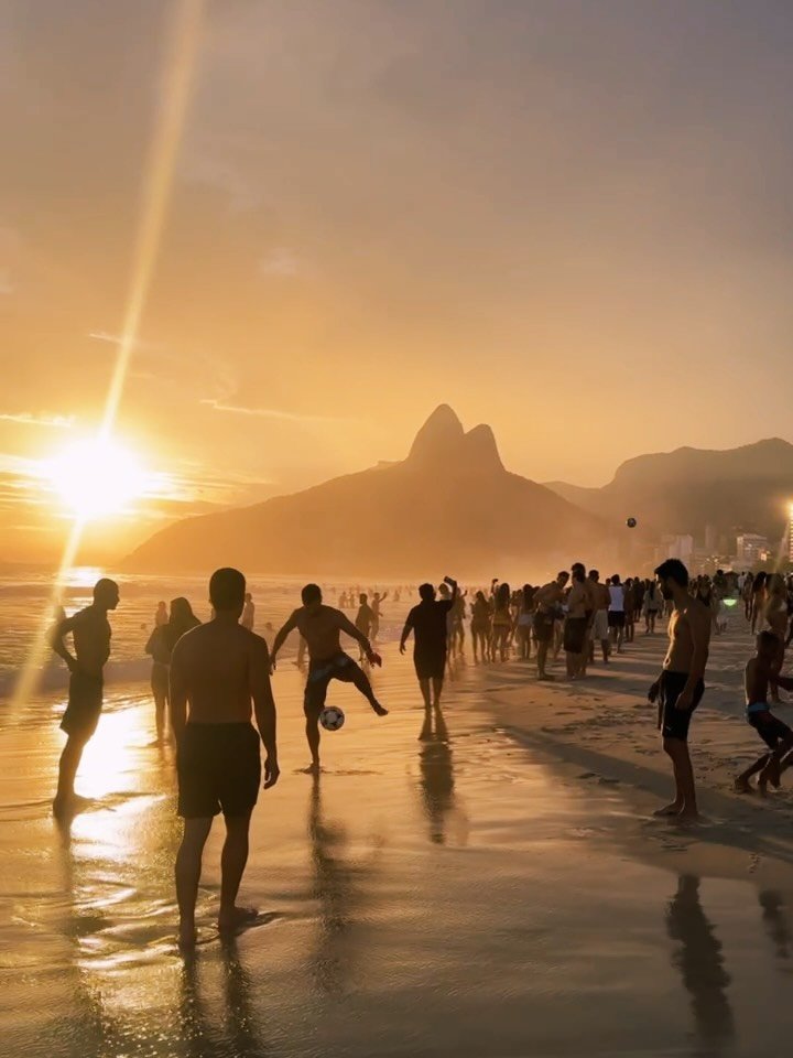 Is there anything better than golden hour in Rio de Janeiro? 

#goldenhour #copacabana #riodejaneiro