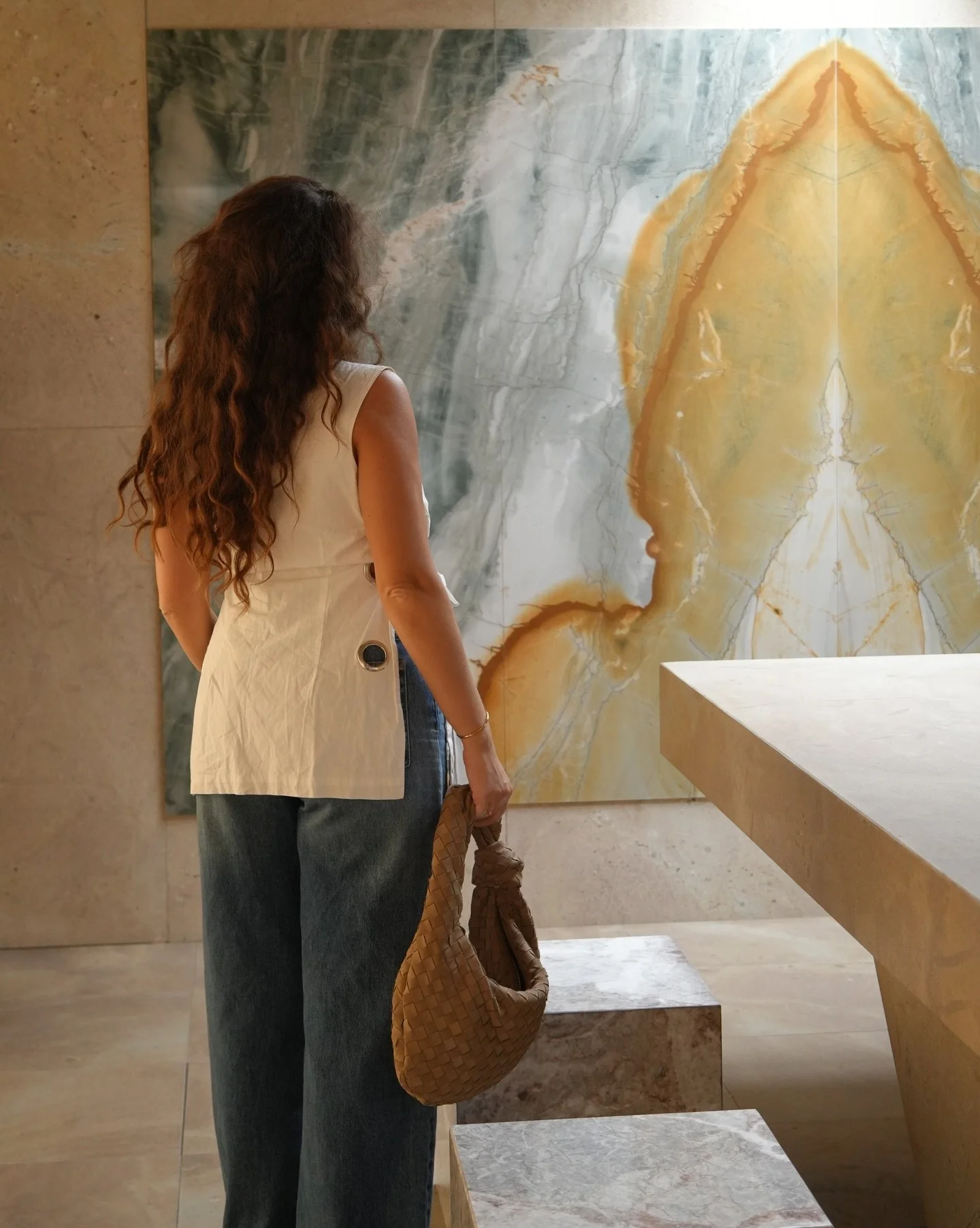 There&rsquo;s something about spaces where everything slows down.

Water falling, stone absorbing the light, textures doing all the talking.

La Casa di Marmo.
Milano, Design Week.