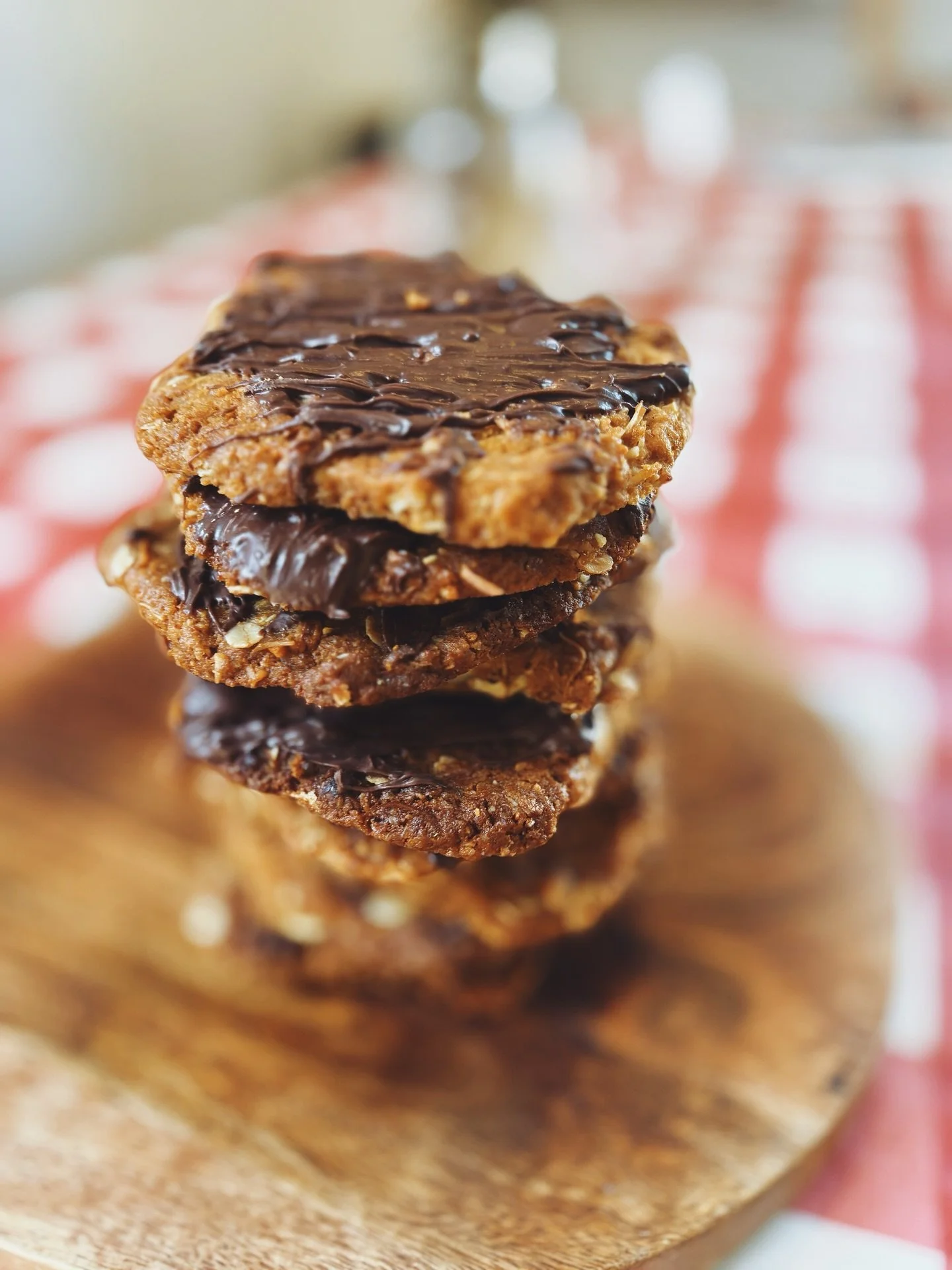 🙌🙌🙌🙌🙌Hands up if you have a sweet tooth 🙌 🙌 🙌 🙌 🙌 

Now baking 🧑&zwj;🍳 

🍪 flourless gf almond choc chip cookies 
🍪choc slathered Anzacs
🍪naked Anzacs 

#littlehawkfreo #baking #visitfremantle #baking #anzacbiscuits #glutenfreebaking #