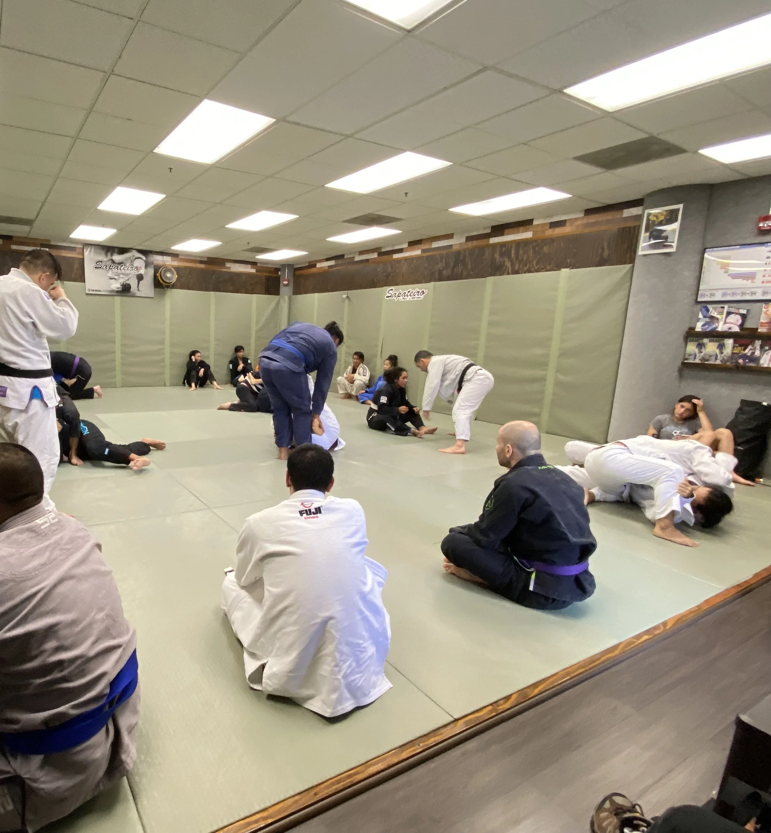 (BJJ) Brazilian Jiu Jitsu class in Honolulu Hawaii in a friendly environment suitable for beginners and advanced people
