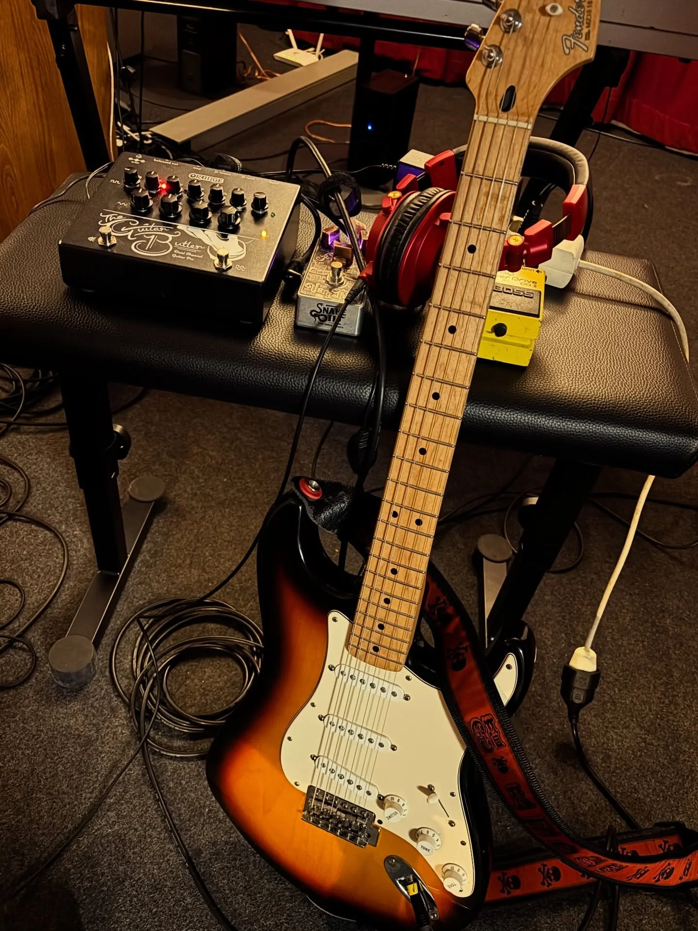 Studio session today.

Fender guitar into the Orange Guitar Butler,
pushed by The Very Thing from Snake Oil,
straight into a Mesa/Boogie.

Feel, character and tone where it matters.

@fender @orange.amps @snakeoilfineinstruments @mesaengineering 

@m