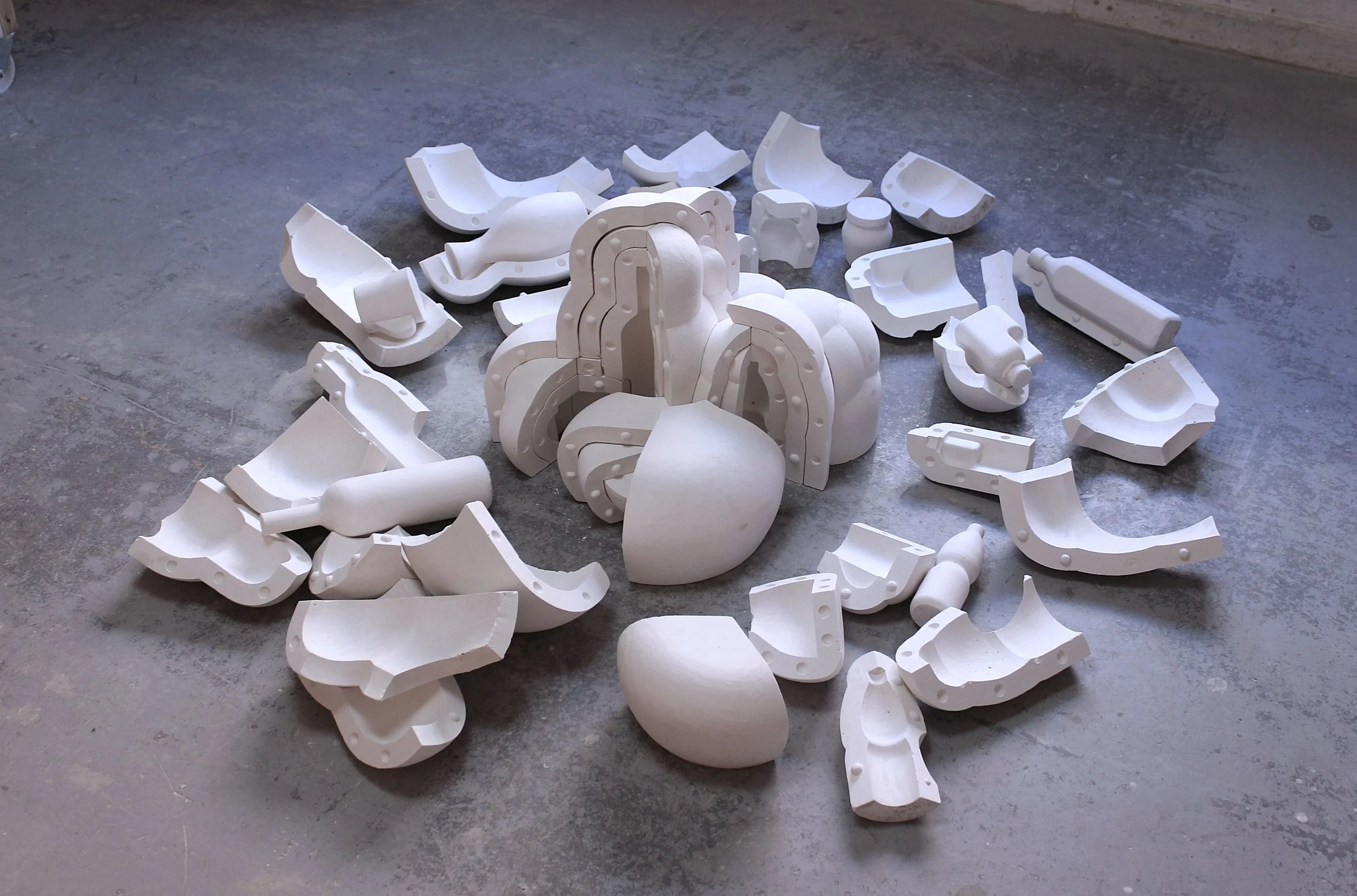 Grembo plastico, 2026, 81 plaster pieces, 66 x 54 x 41 cm.