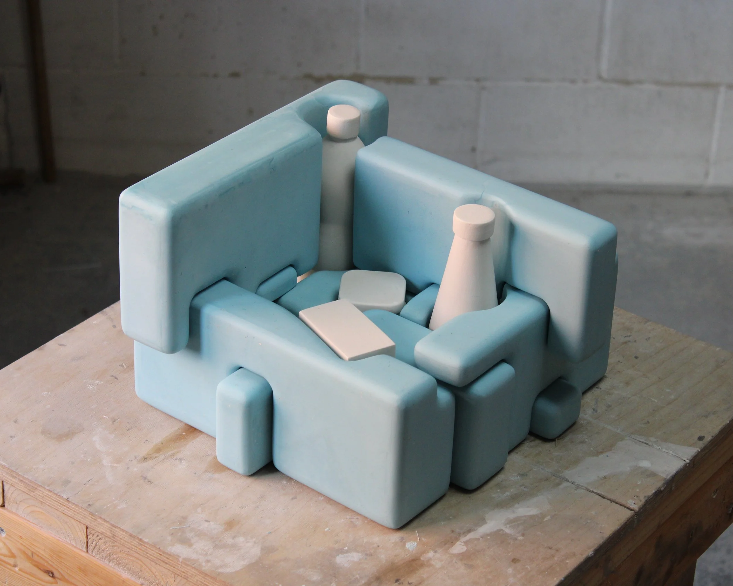 Wrap, 2025, 17 jesmonite pieces, 22 x 33,5 x 33,6 cm.