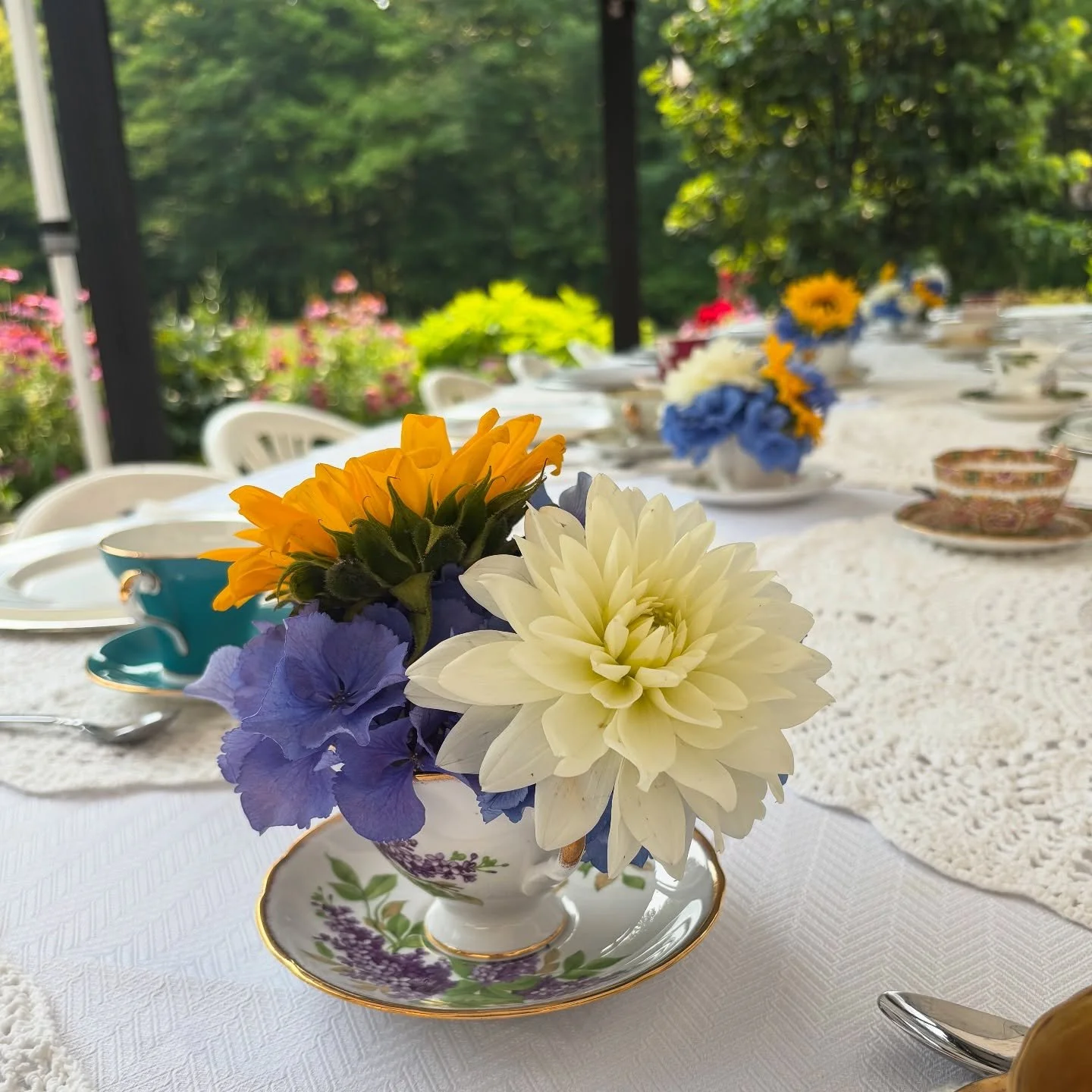 Having a tea party? Why not add a little flowers to your table with a tea cup arrangement?! ✨ 

#Riverflorals #calgaryflorist #floristry #floristic #floraldesign #teacupflowers #teacupflowerarrangement