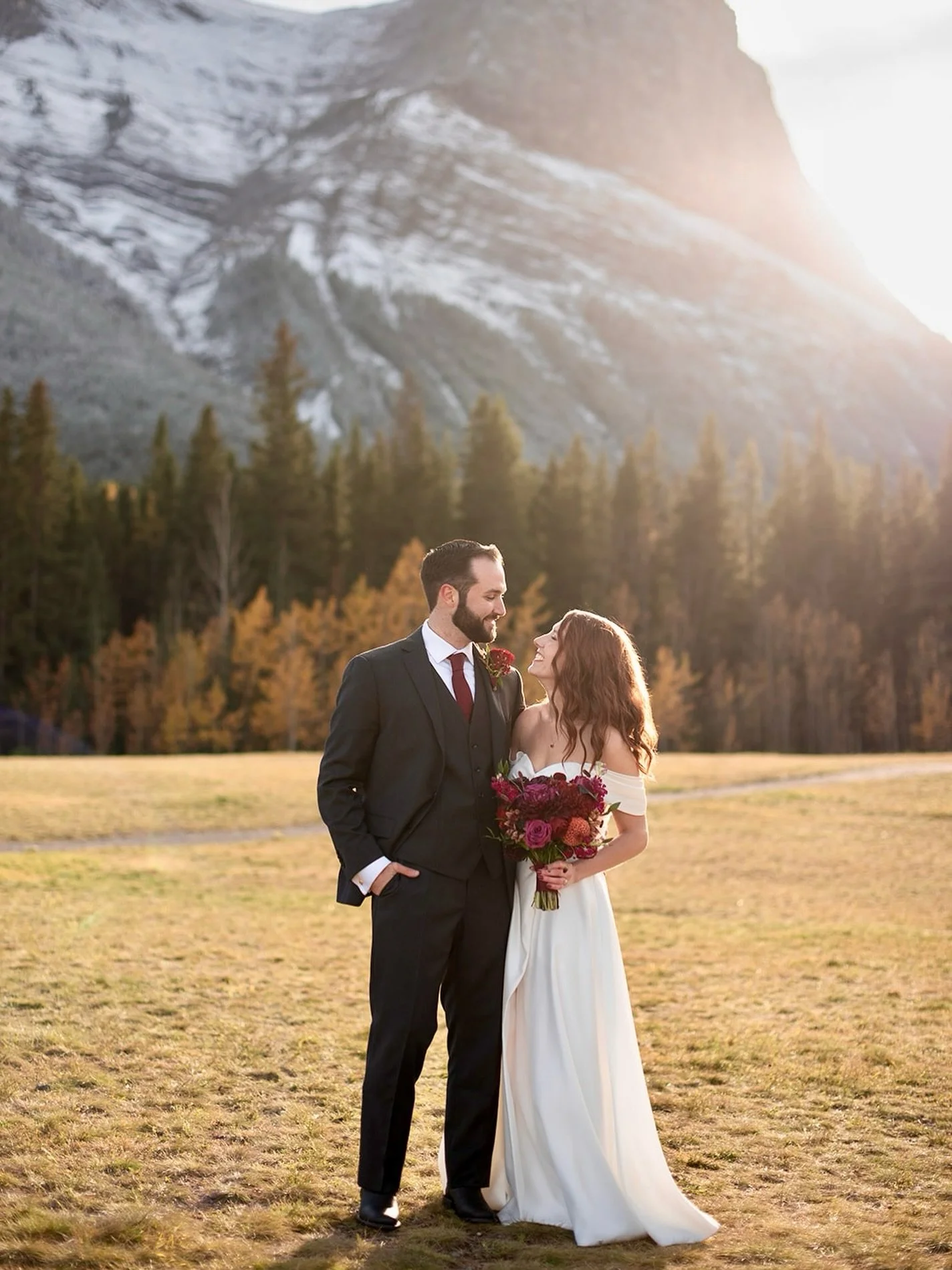 Wedding flower wisdom from a recent bride! 💐

- Define your dream: Don't get overwhelmed by the sea of beautiful flowers. Focus on a few show-stopping blooms for a relaxed, effortless look.

- Assign a bouquet guardian: Your wedding day will be a wh