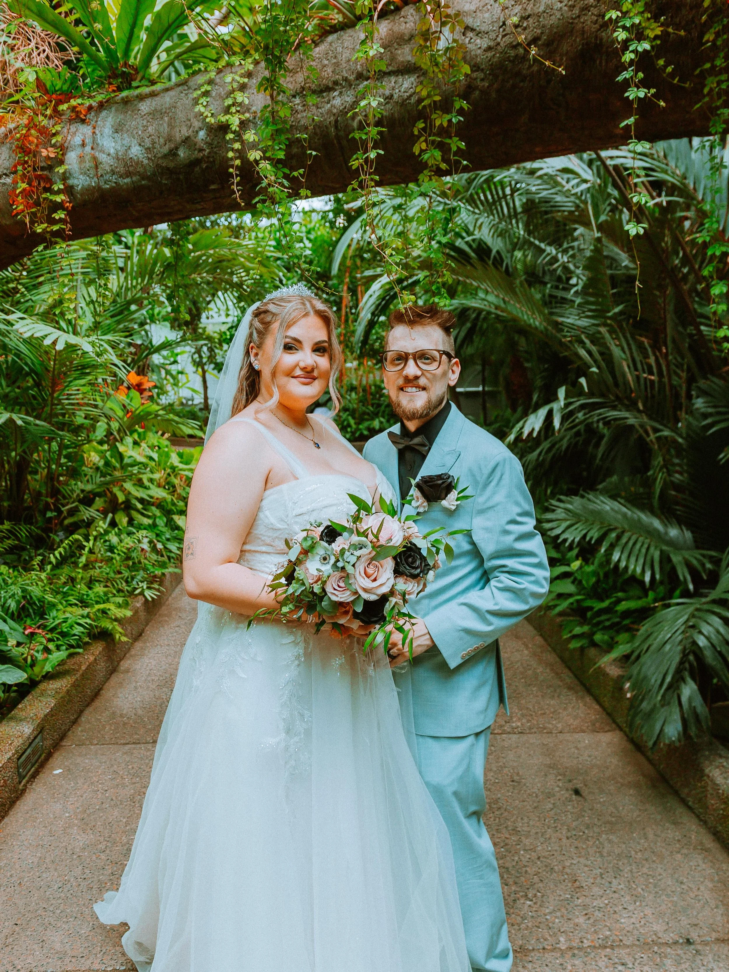 Charlotte &amp; Patrick with a hint of black roses✨ 

06.27.25

#calgaryweddingflorist #calgaryflorist #calgaryweddingflowers