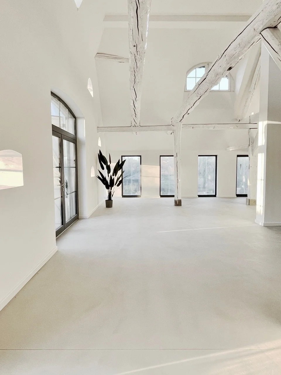 Großzügiger heller Innenraum mit hohen Decken und großen Fensterflächen in der Elbe04 Location