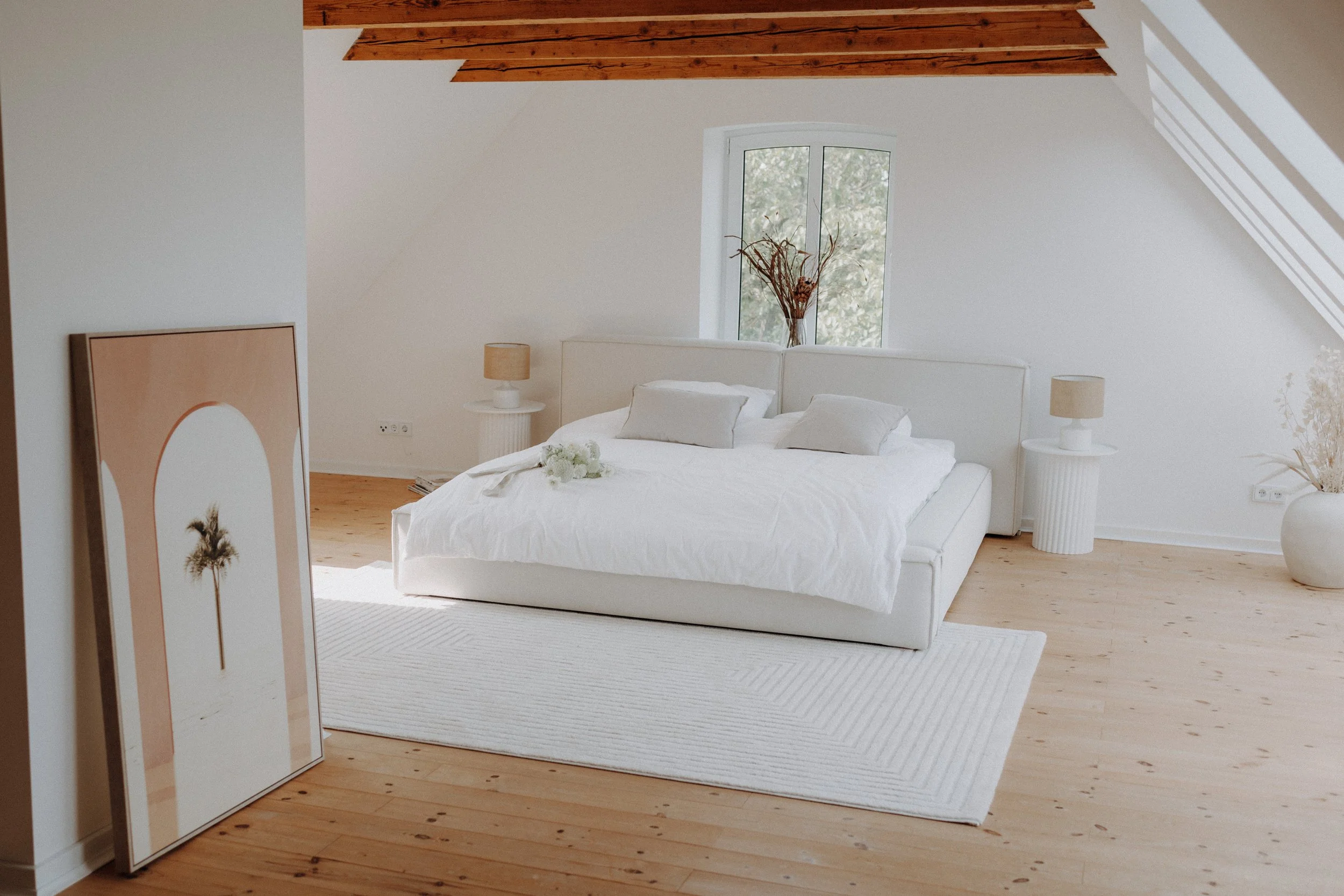 Helles Schlafzimmer mit Holzboden und modernem Interior als Motiv für Foto- und Filmproduktionen
