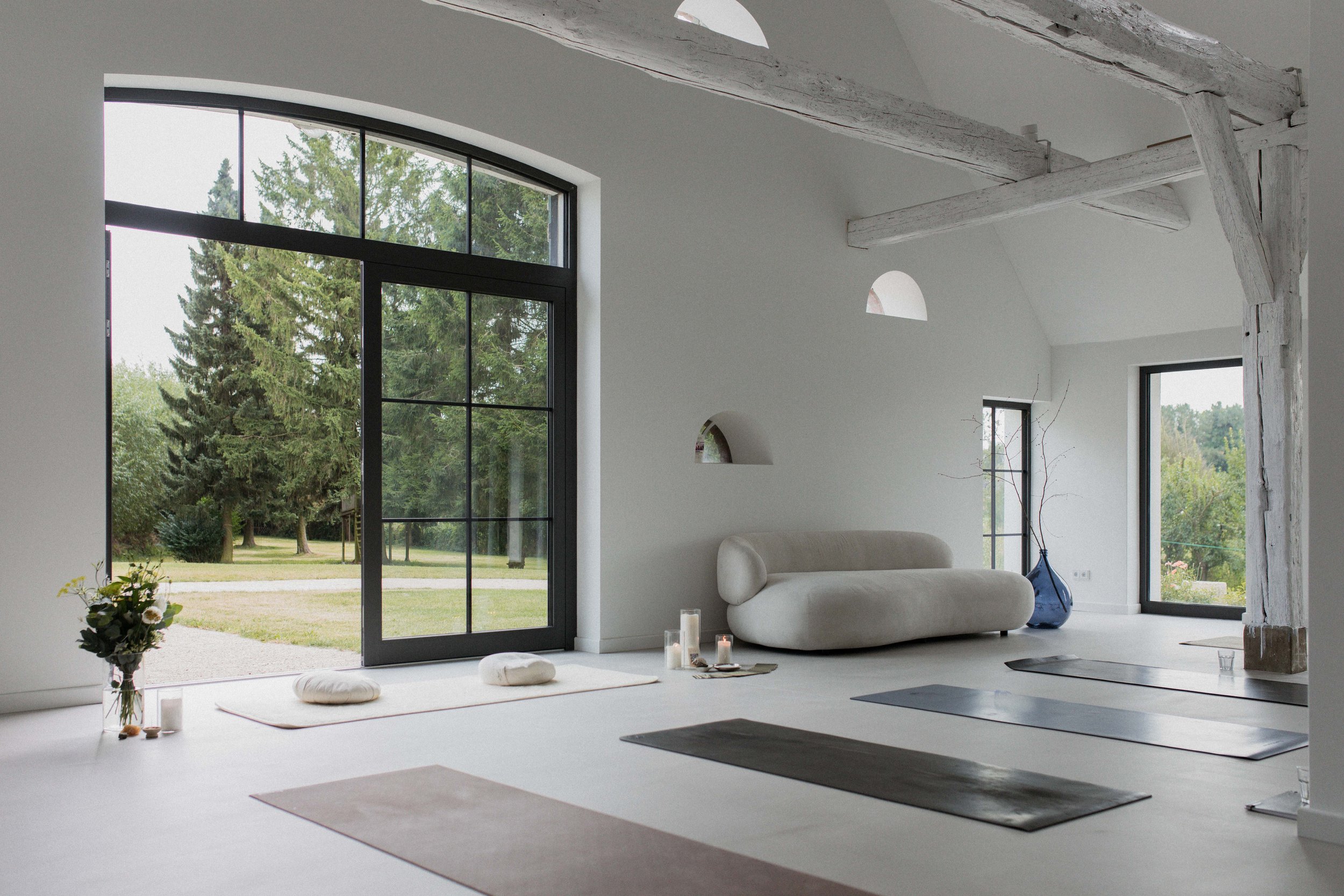 Yoga-Setting für Teamevents und Retreats im hellen Innenraum der Elbe04 Location