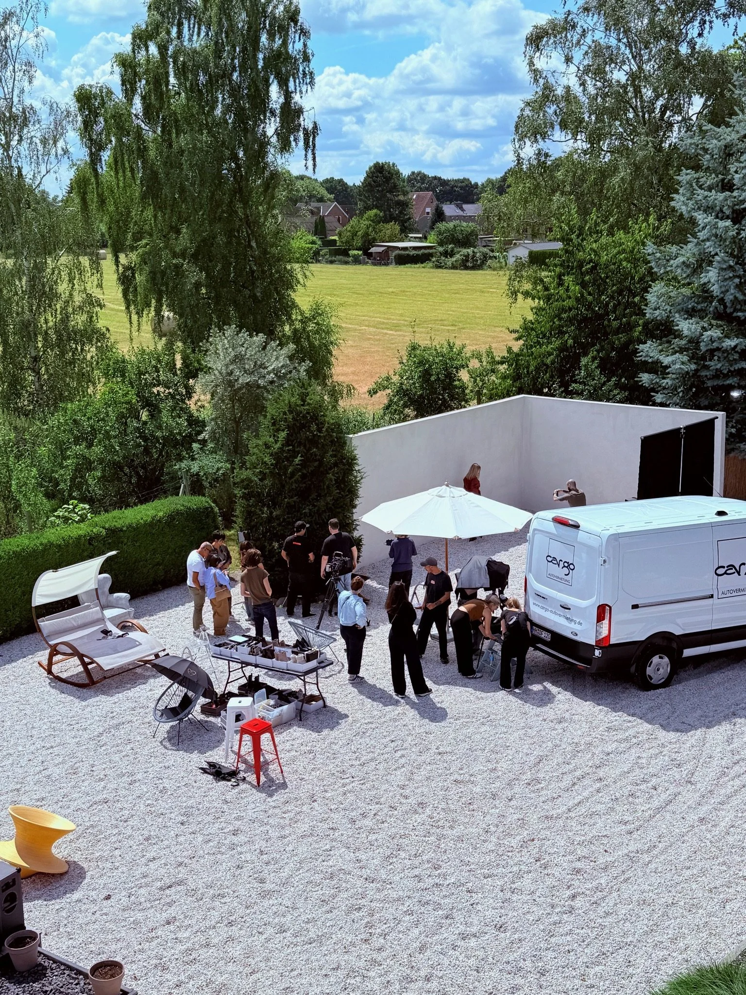 Outdoor-Produktion im variablen Fotoset auf dem weitläufigen Gelände der Elbe04 Location
