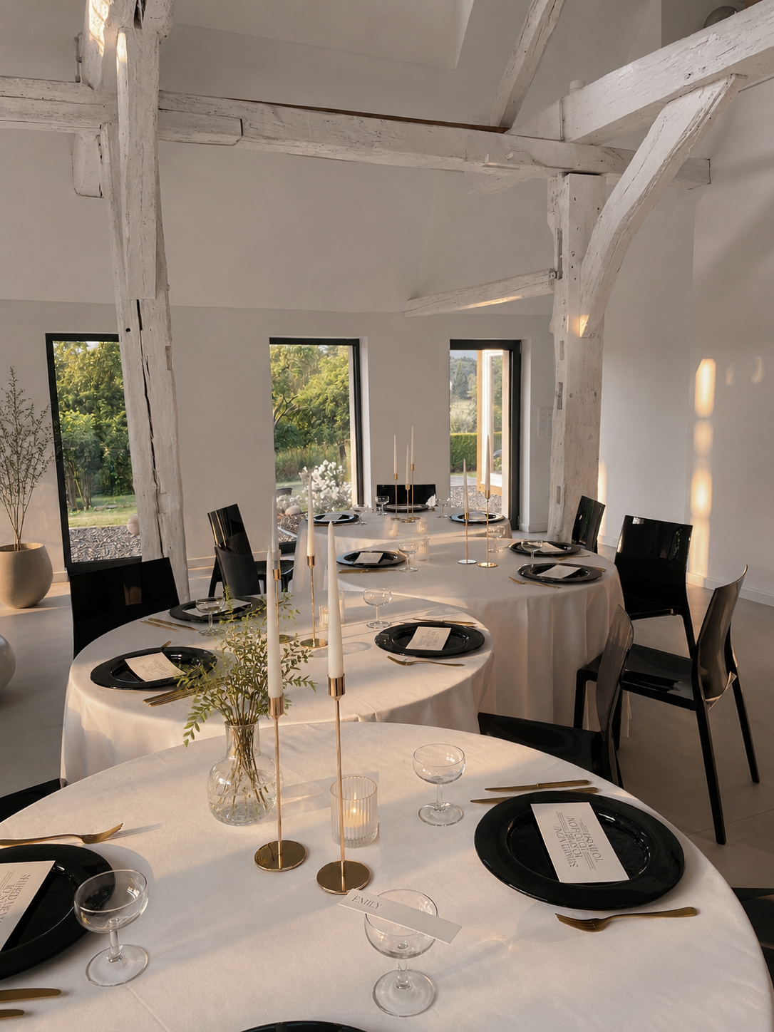 Gedeckte Tische für Workshops und Events im hellen Innenraum der Elbe04 Location