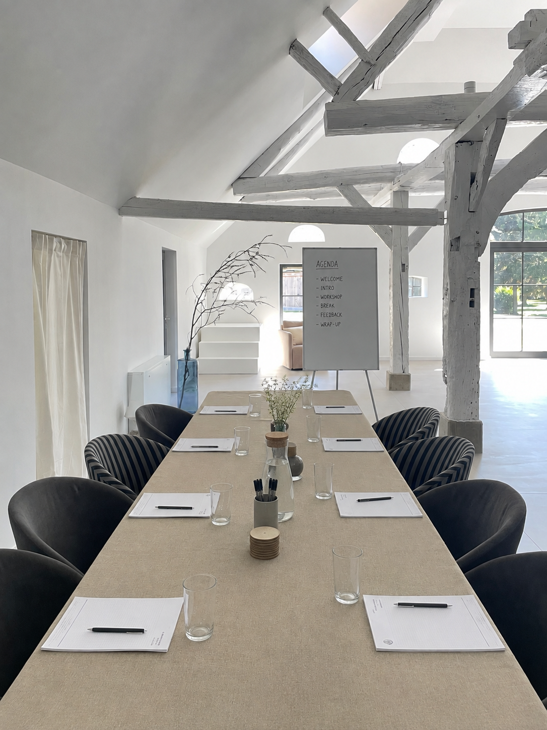 Workshop-Setting mit großem Arbeitstisch, Whiteboard und Bestuhlung in der Elbe04 Location
