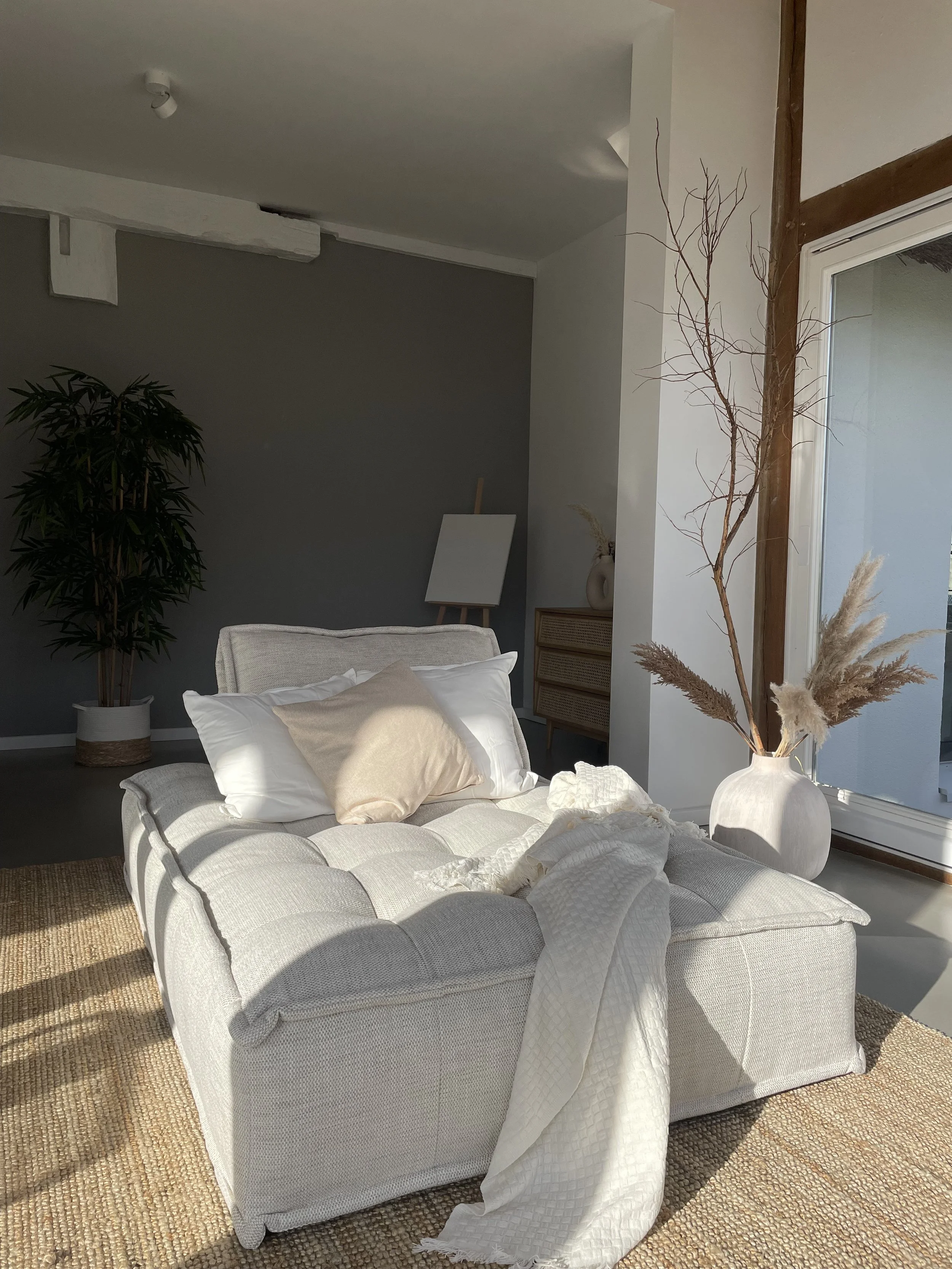 Helles Lounge-Setting mit Sofa und natürlichem Tageslicht in der Elbe04 Location